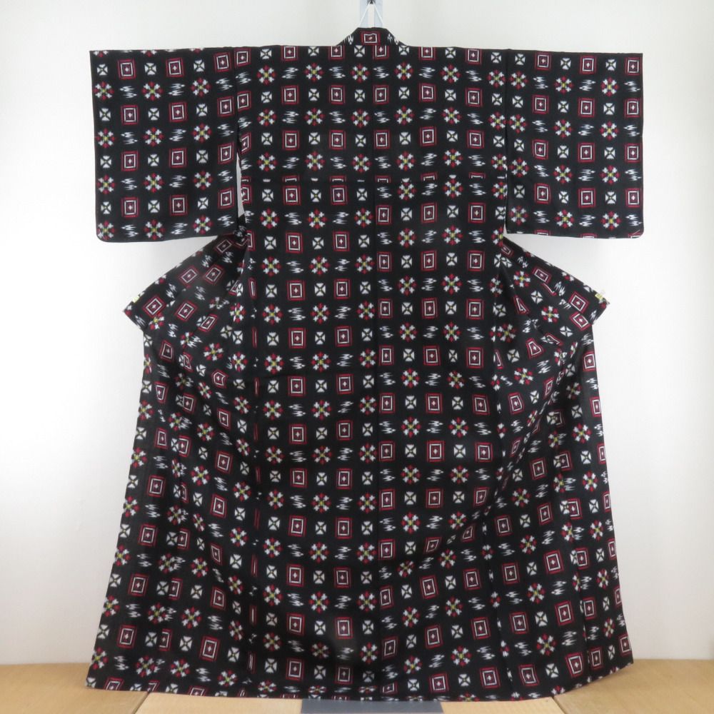 ウール着物 単衣 幾何学文様 絣柄 織り柄 黒色 バチ衿 カジュアル