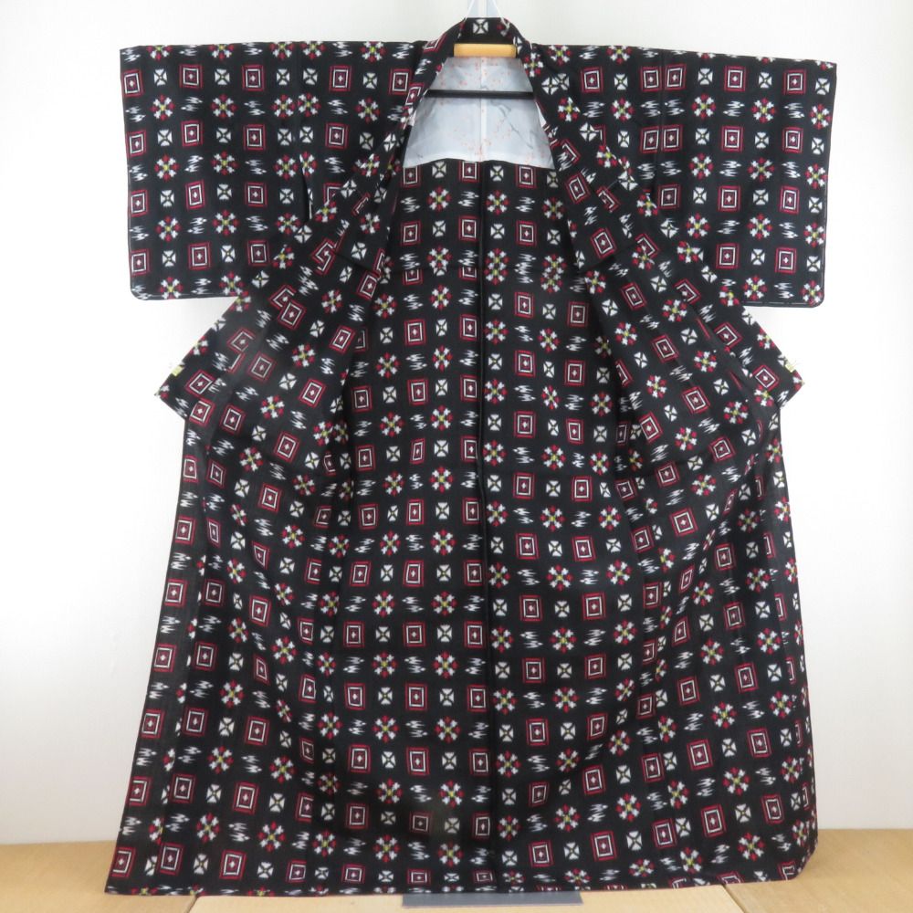 ウール着物 単衣 幾何学文様 絣柄 織り柄 黒色 バチ衿 カジュアル