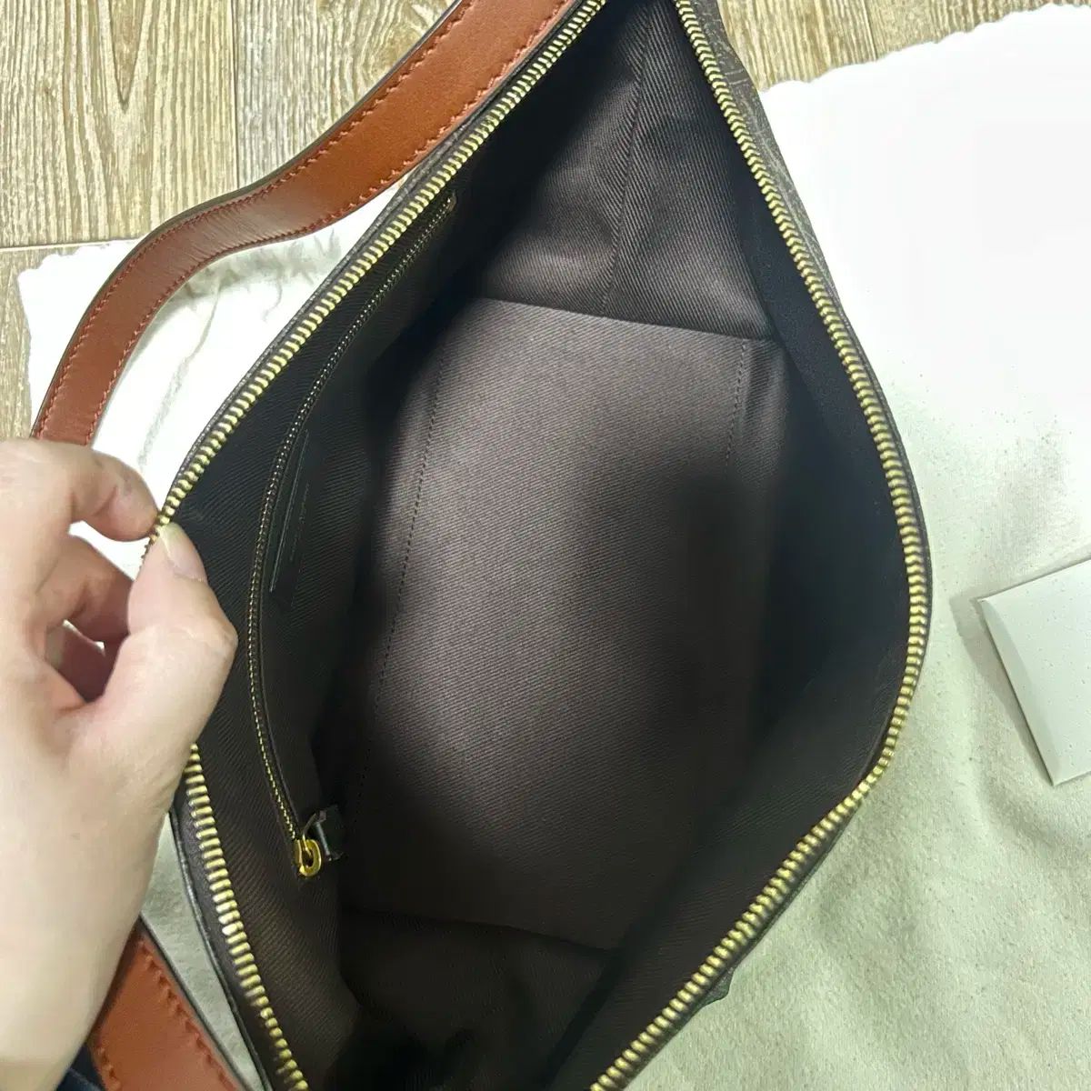 クロスボディーバッグ