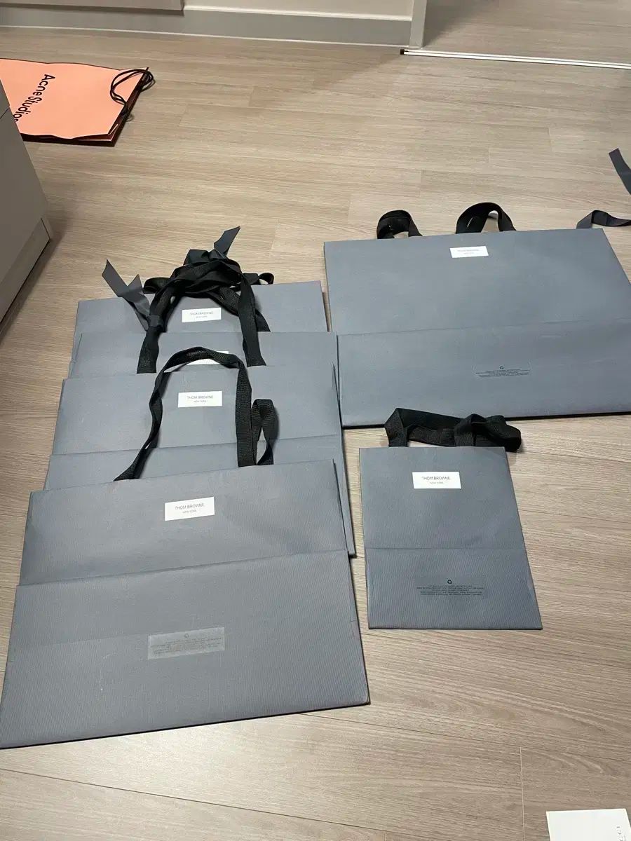 トム ブラウン ショッピングバッグ まとめ