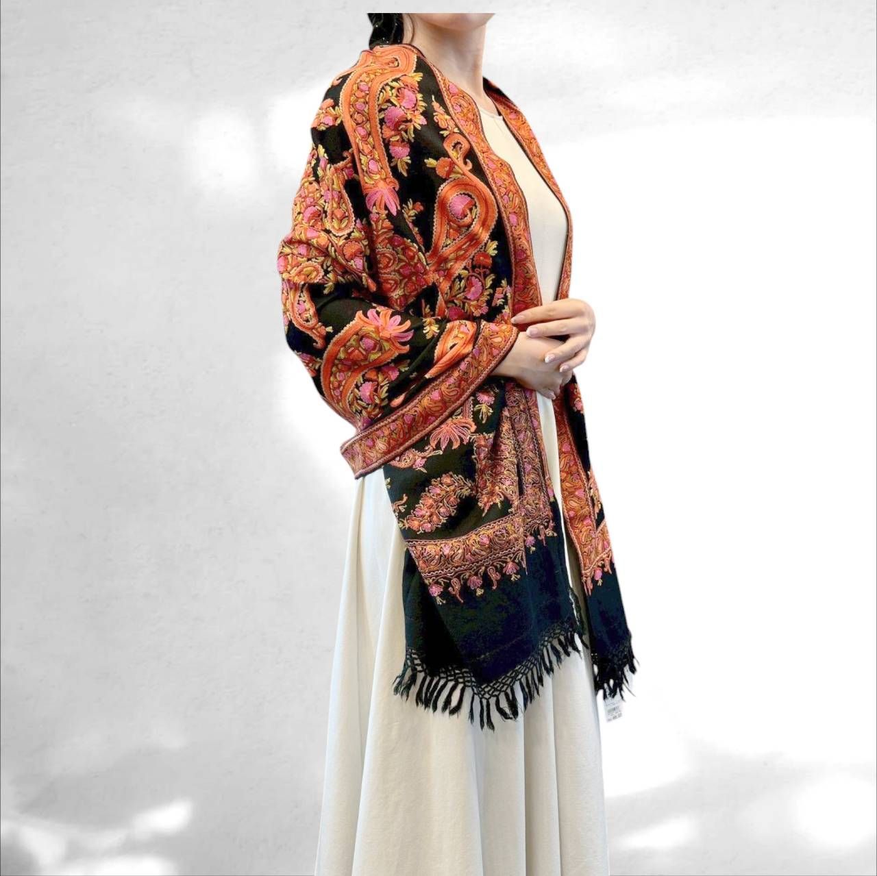 ショール カシミール 手刺繍 メリノウール ストール シルク糸使用 ペイズリーモチーフ ブラック×ピンク インド製 伝統工芸 レディース 上品 感 高品質 エスニック エレガント タペストリー 着物 冬 ハンドメイド ギフト プレゼント レッド