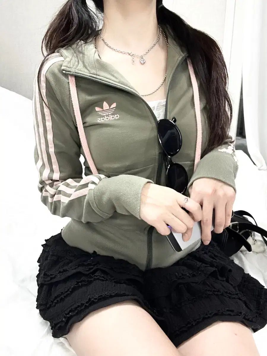 アディダス ビックロゴ カーキ ピンク3本線 フードジップアップ