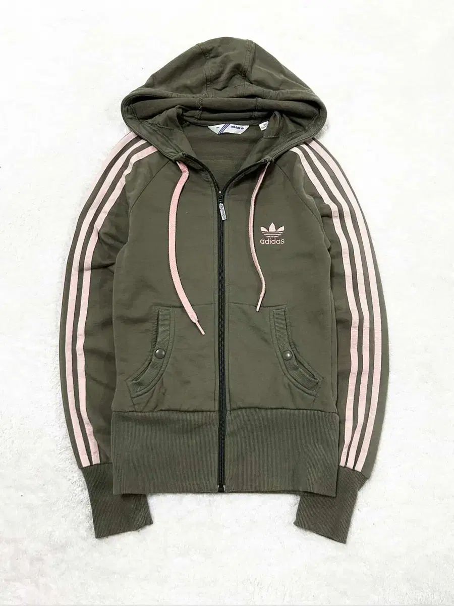 アディダス ビックロゴ