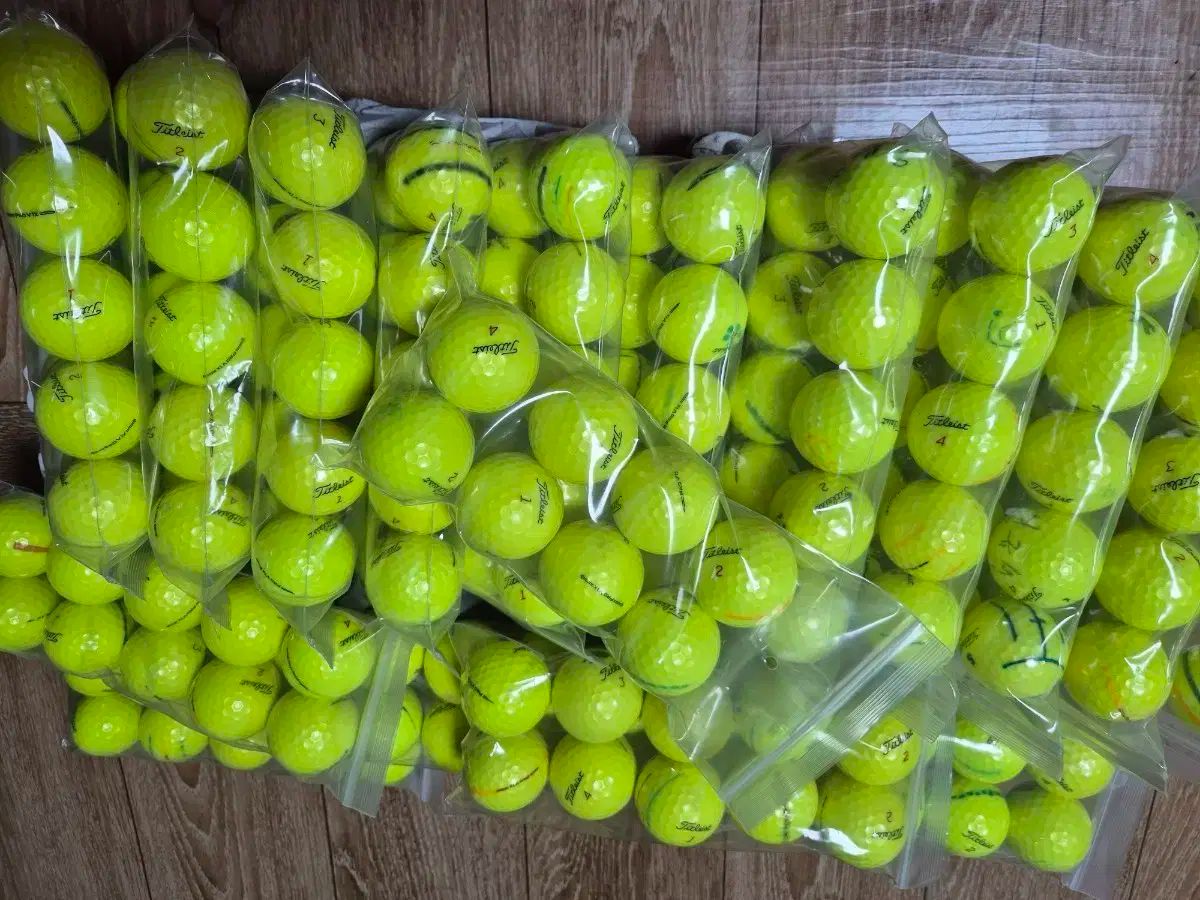 タイトリストvqx 4 ps蛍光COLOR 68 R 163200 ONE