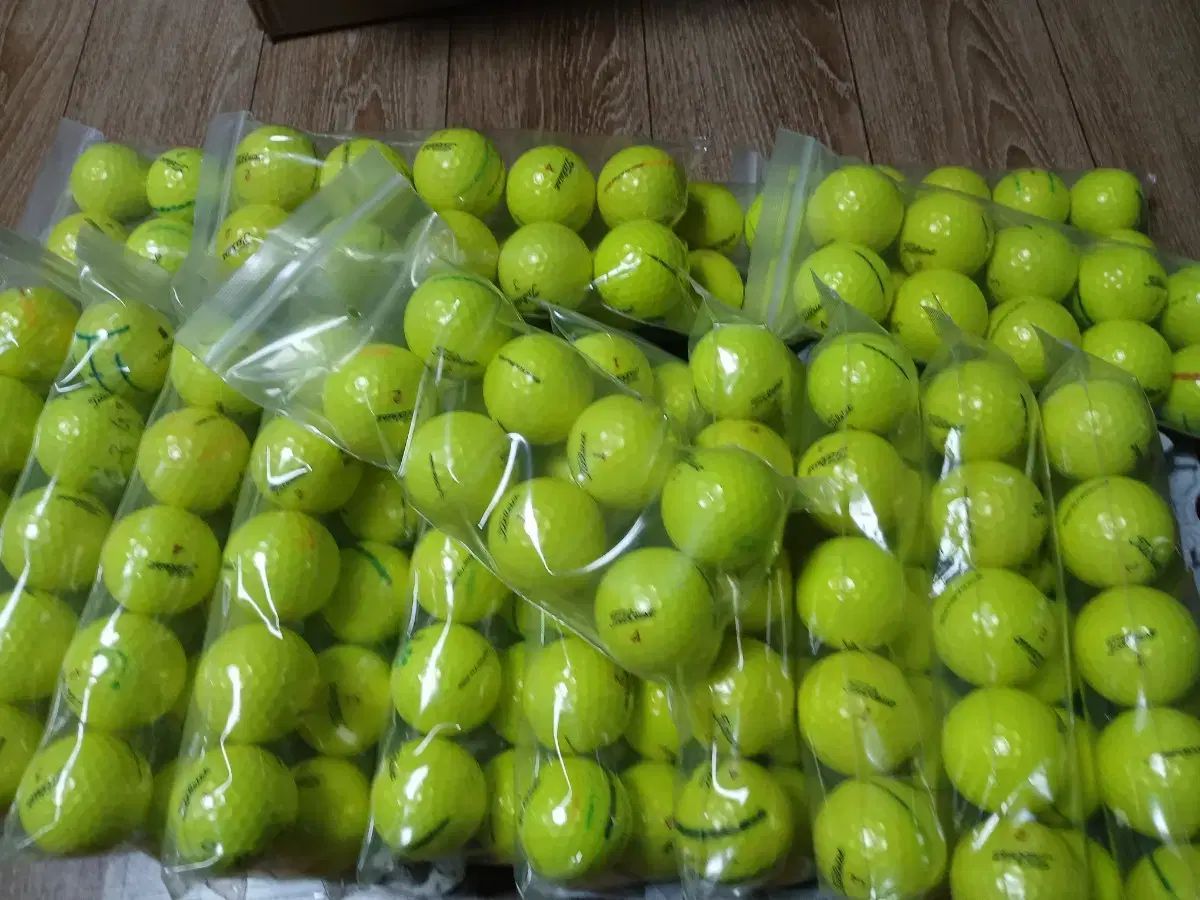 タイトリスト v1x 4ps 高弾力 蛍光 68個 163200円