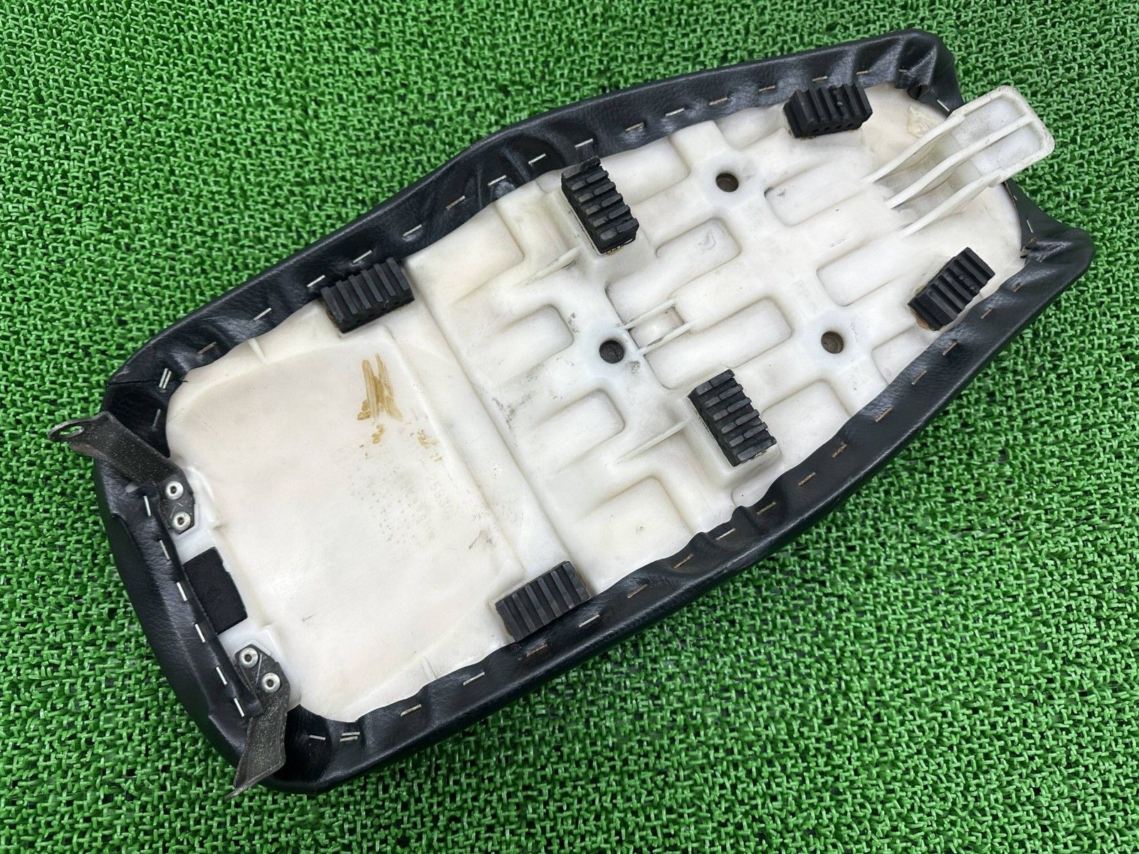 グラストラッカー シート 25D3 スズキ 純正 中古 NJ47A NJ4BA 張り替え済み グラストラッカービッグボーイ カスタム素材に Wq グラストラッカー シート 25D3 スズキ 純正 中古 NJ47A NJ4BA 張り替え