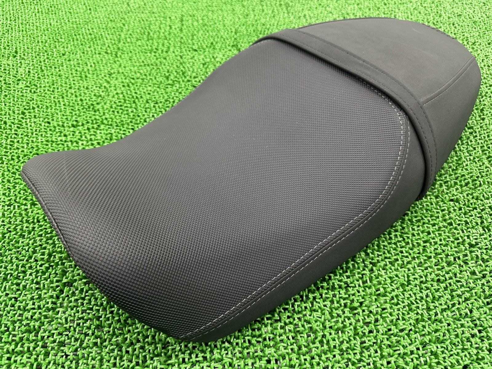 XSR 900 シート B 90 ヤマハ バイク 部品 RN 46 J 56 ノーマルノンスリップシート シートバンド コンディション良好 pM