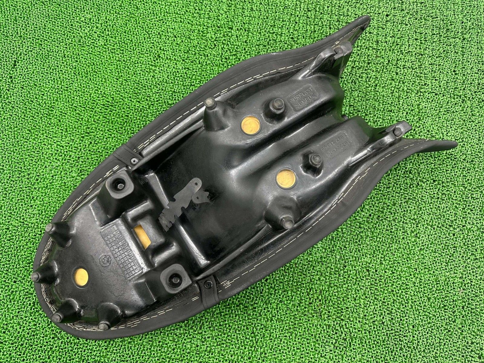 R1200R シート 163609-10/7 697 21 6-05 BMW 純正 中古 バイク 部品