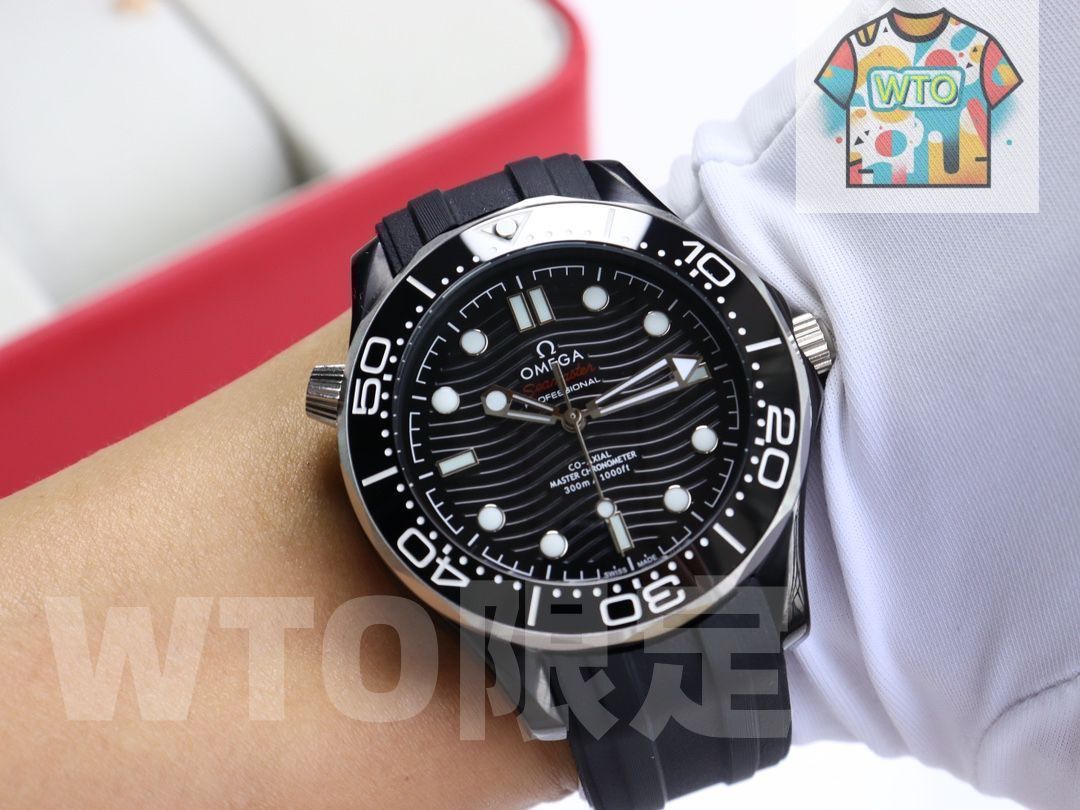 セラミックリングの腕時計です