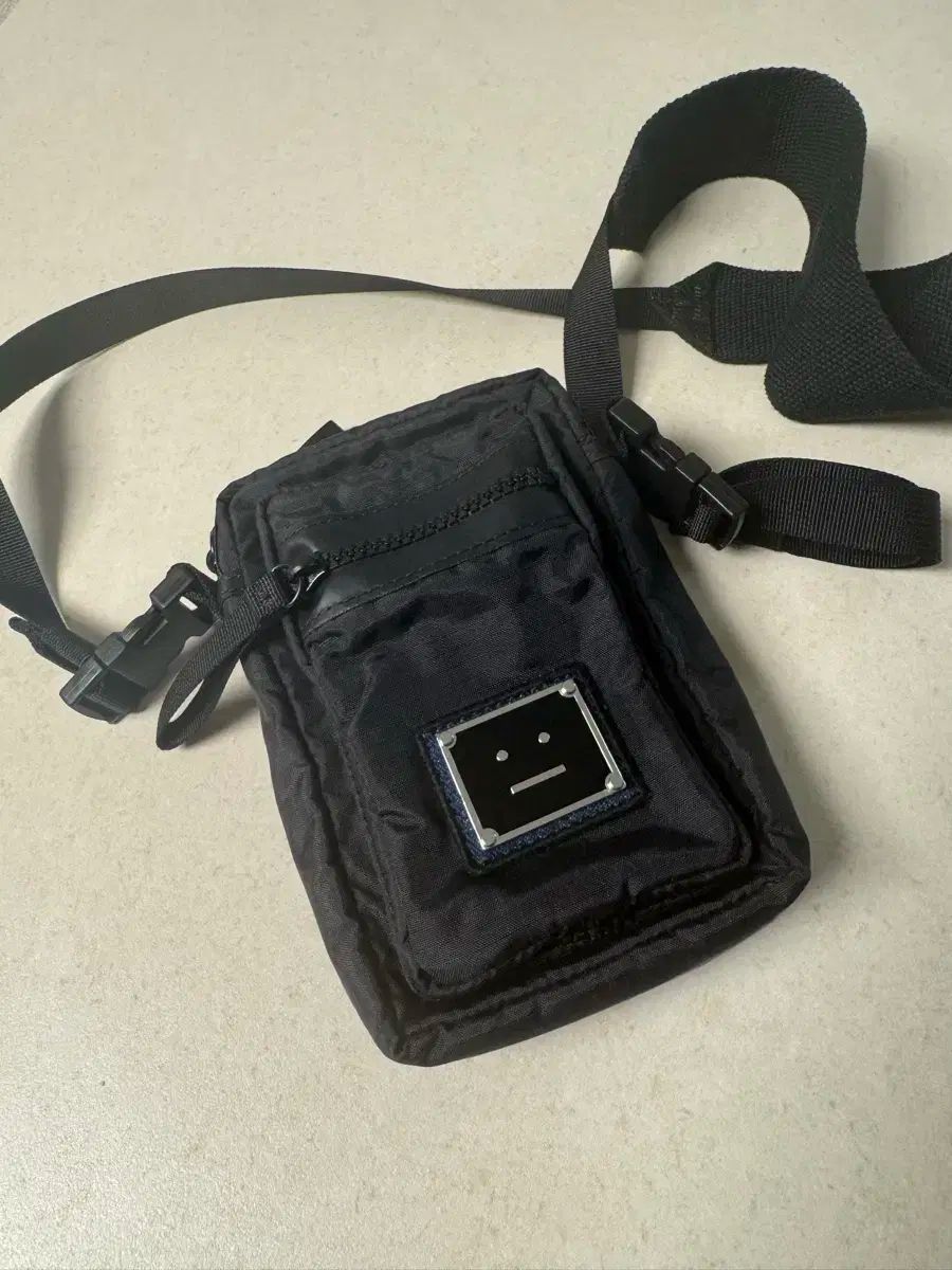 アクネ アクネストゥディオズ イモジ クロスバック