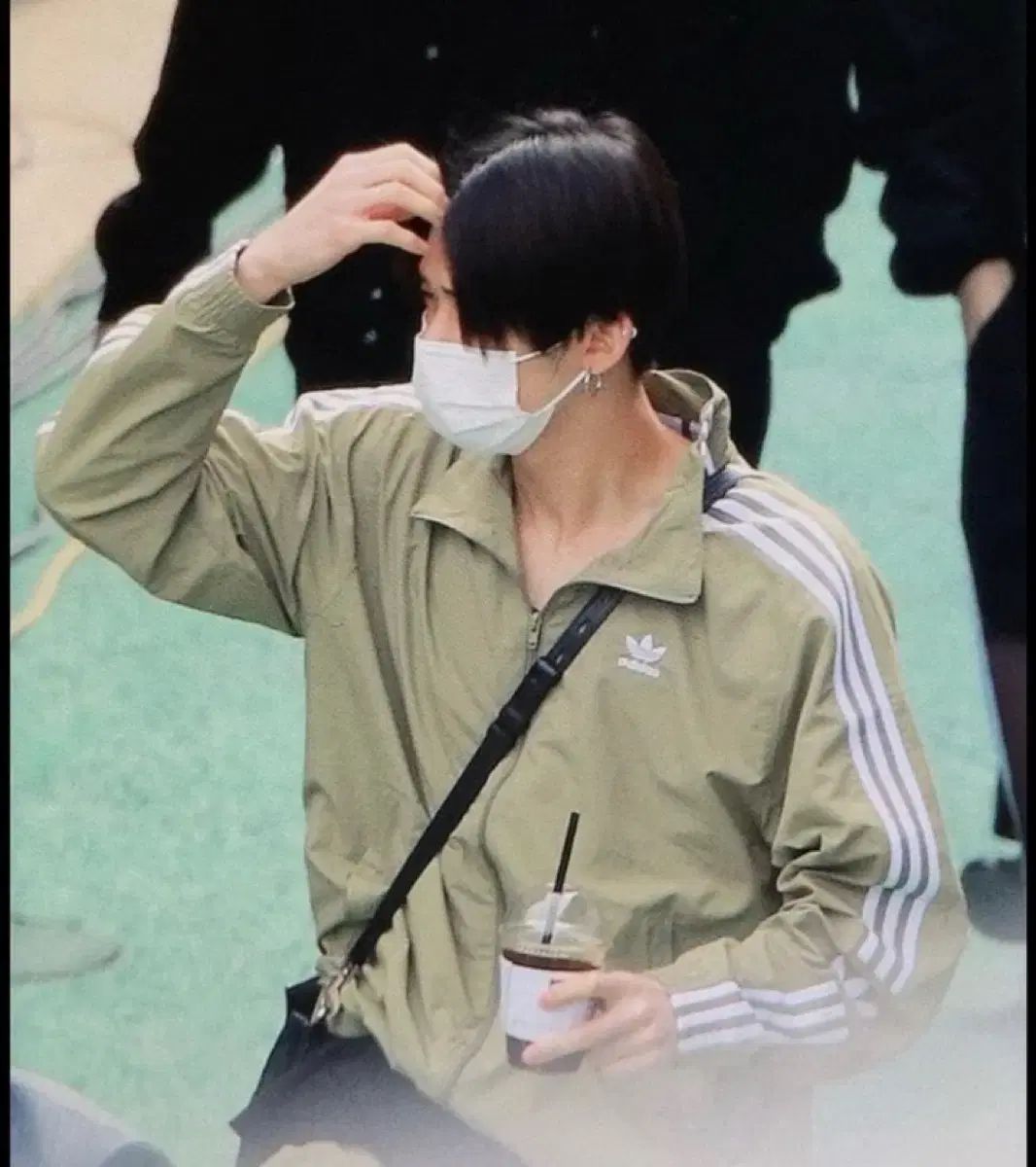 アディダス TOMORROW X TOGETHER TXT ヨンジュン YEONJUN チェヨンジュン 着用 トラックジャージ ジャケット カーキ オリーブ