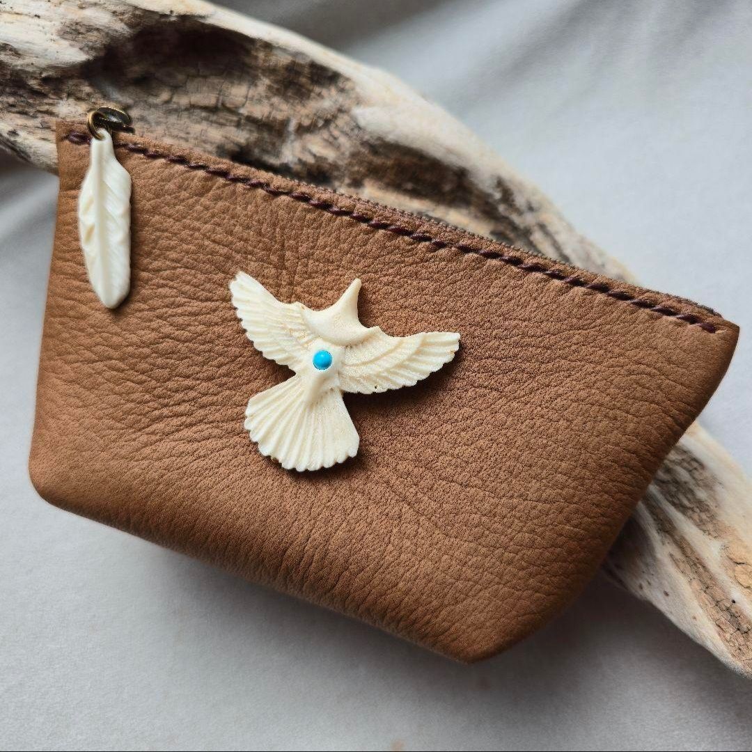 鹿革のポーチ イーグルの鹿角コンチョ