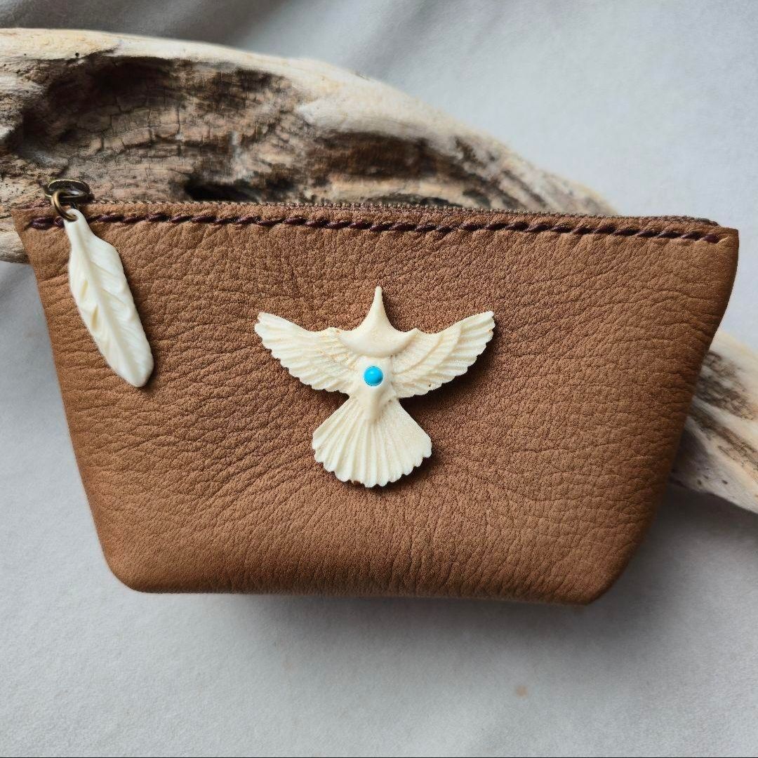 鹿革のポーチ イーグルの鹿角コンチョ