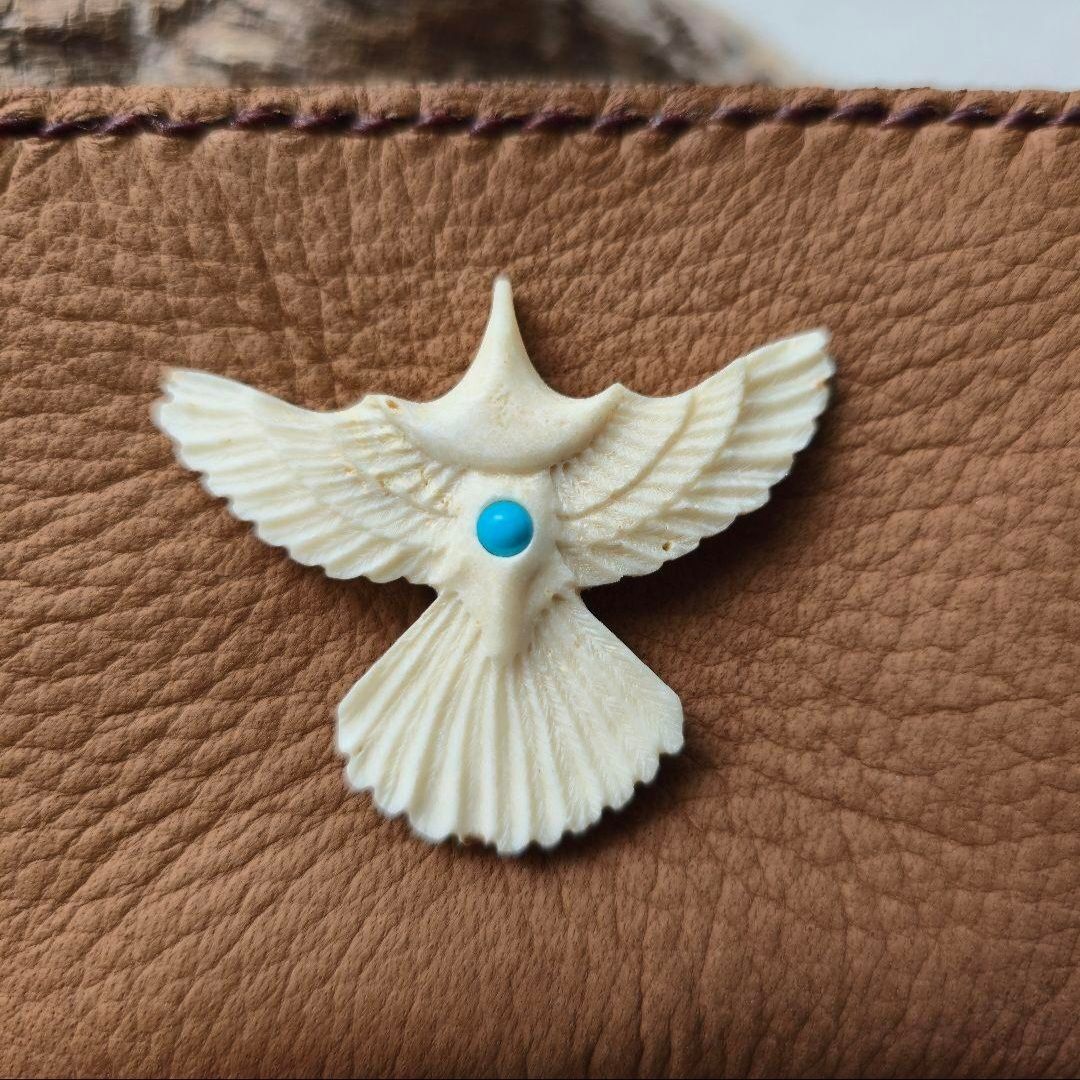 鹿革のポーチ イーグルの鹿角コンチョ