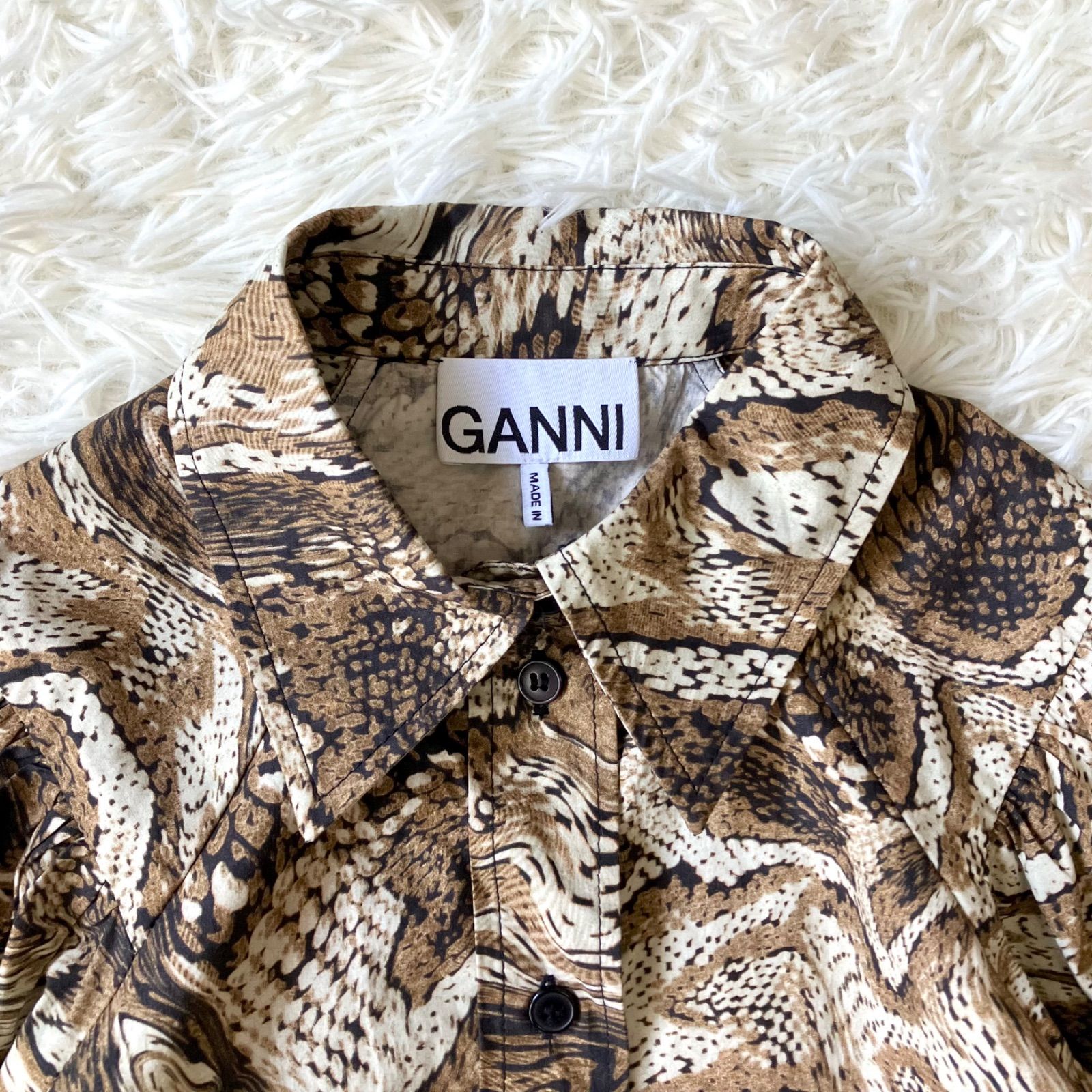 バルーンスリーブの総柄ブラウス