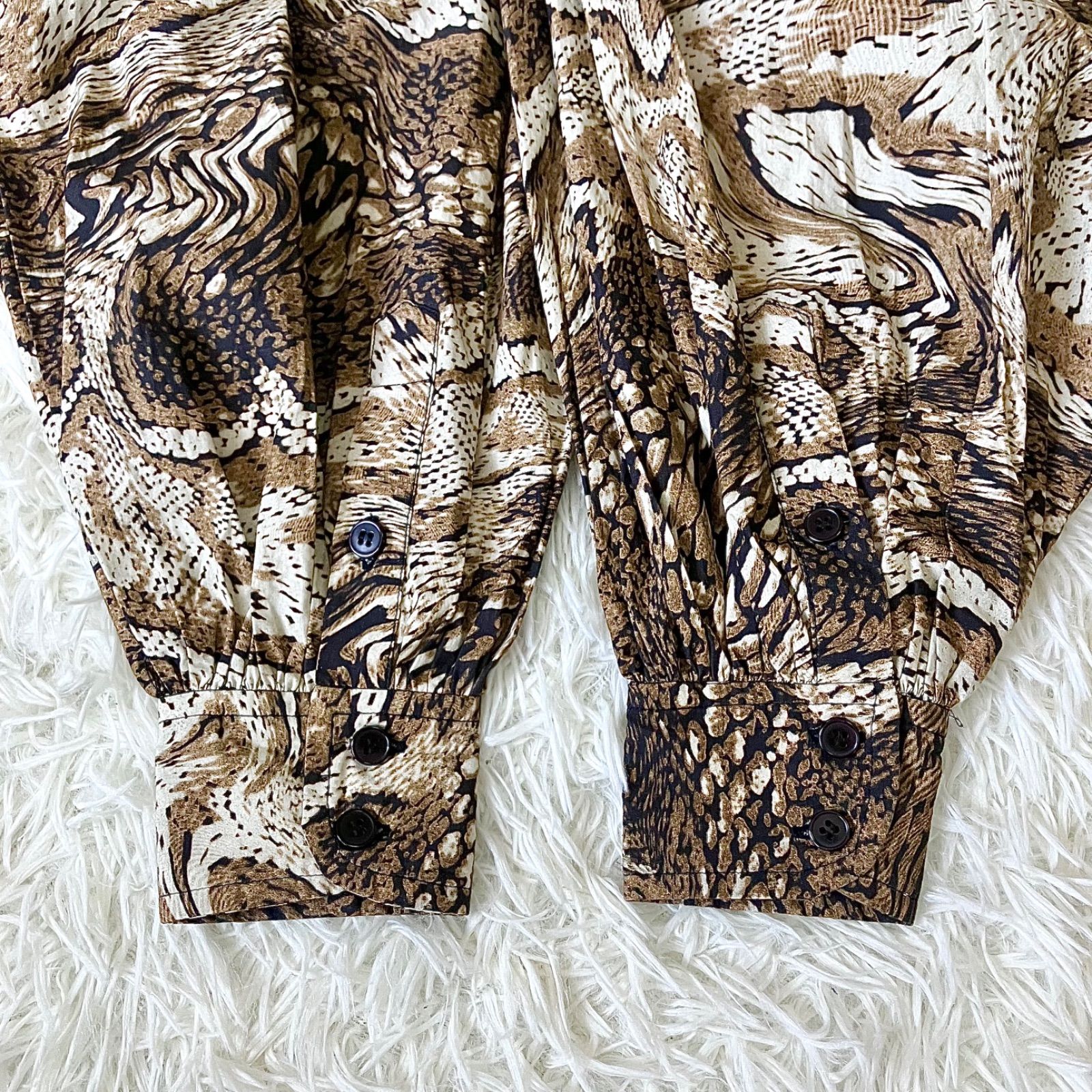 バルーンスリーブの総柄ブラウス