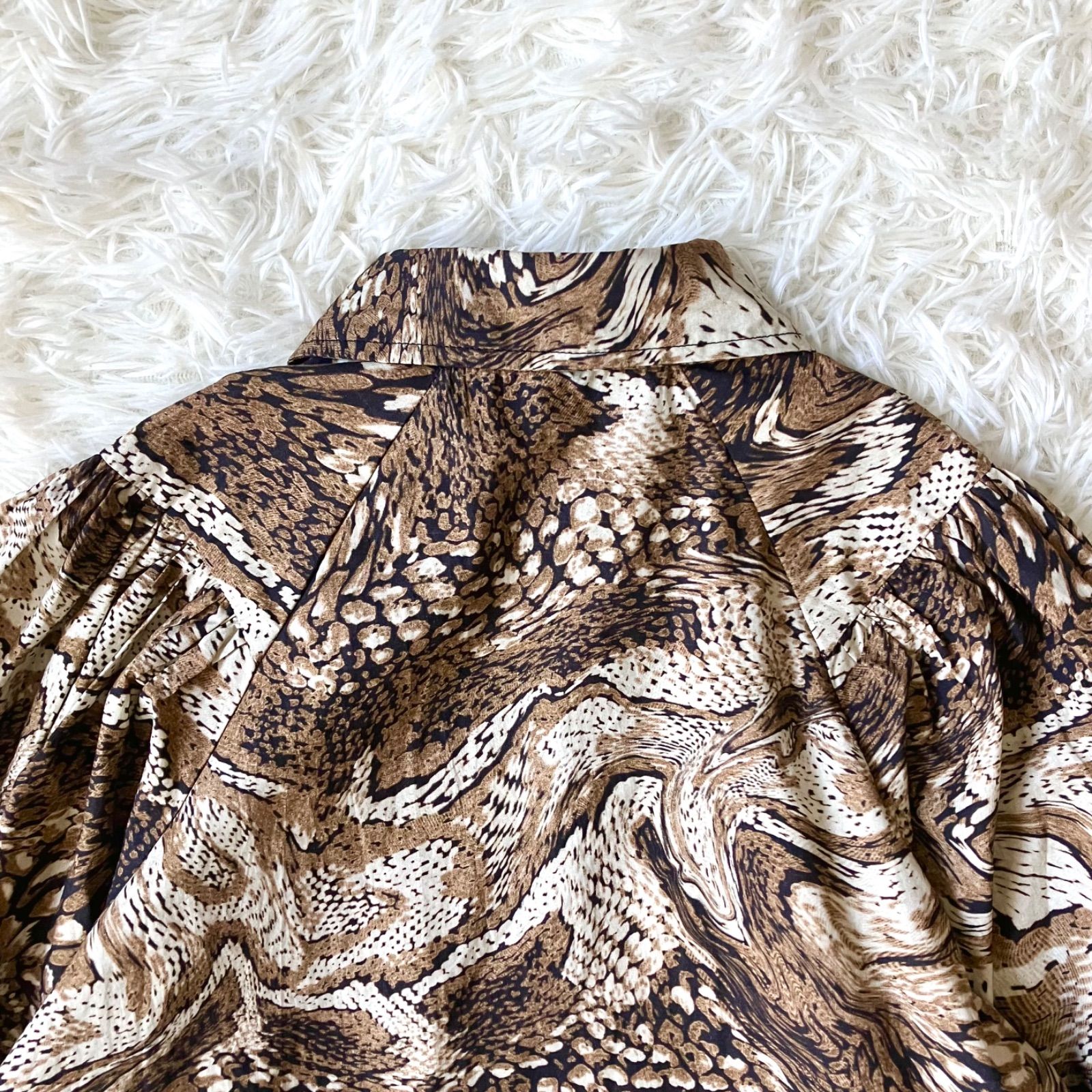 バルーンスリーブの総柄ブラウス パイソン