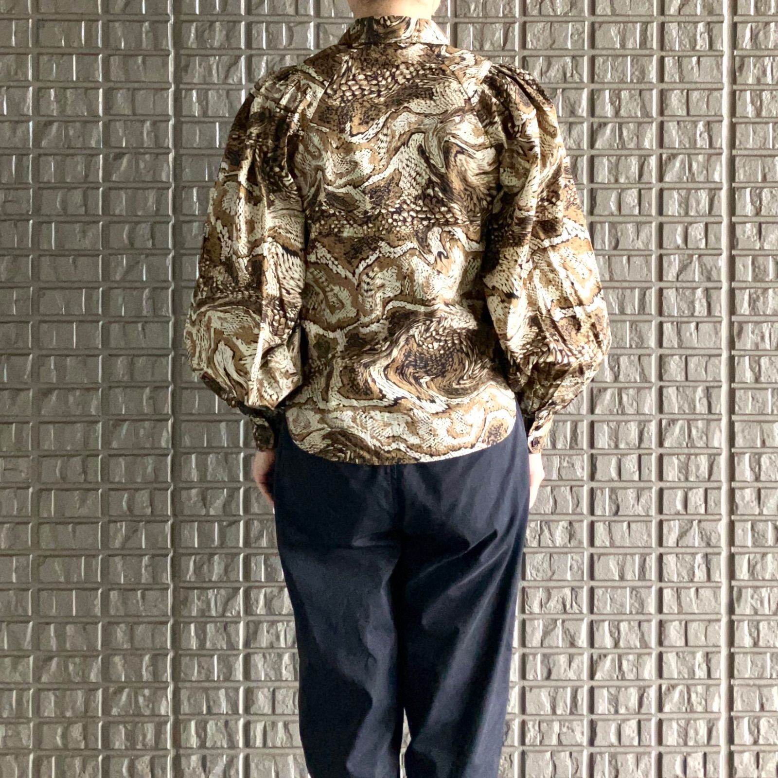 バルーンスリーブの総柄ブラウス