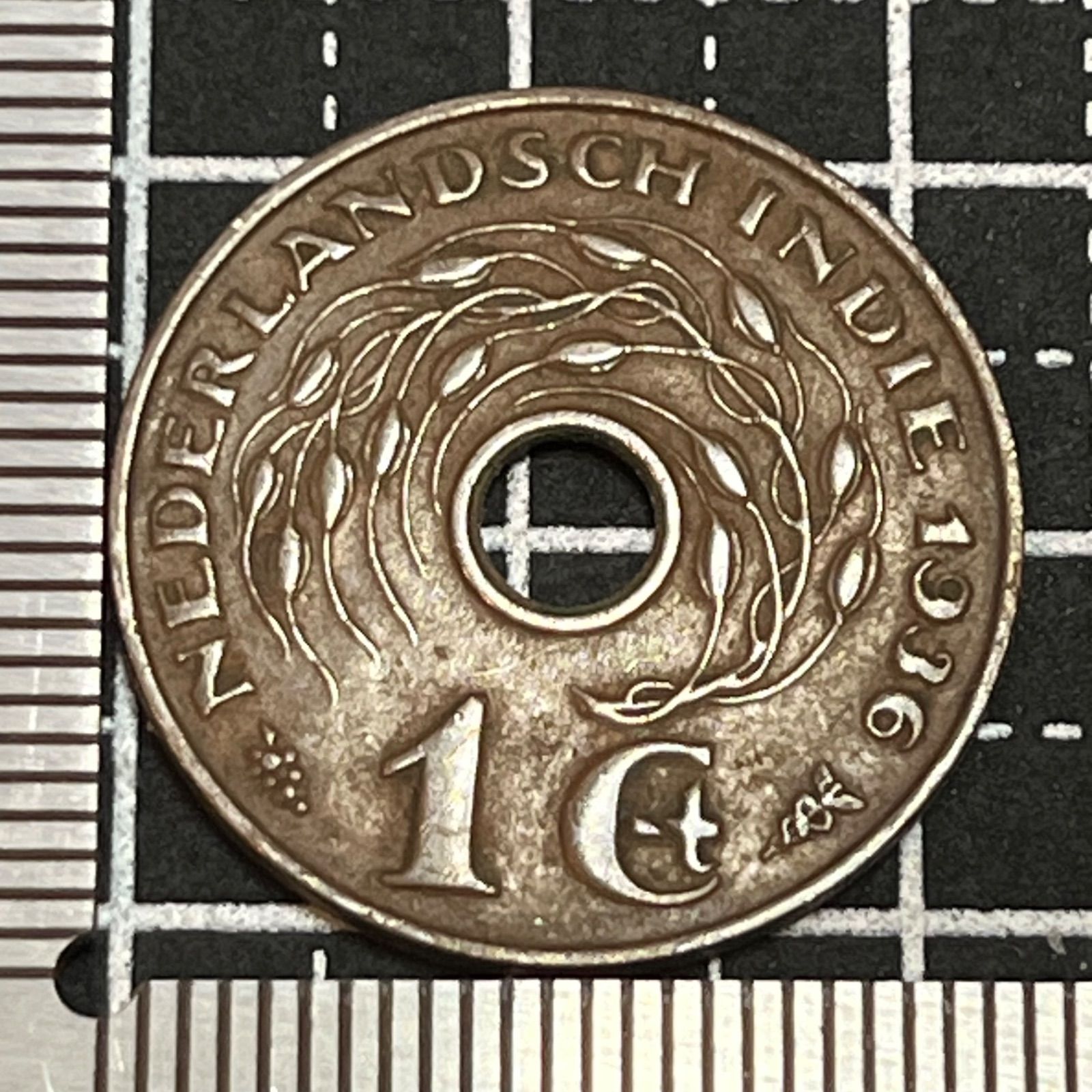 古銭】1936年 オランダ領東インド 1セン銅貨／穴あきデザイン・アラビア文字の南洋コイン／インドネシア植民地時代 499 - メルカリ