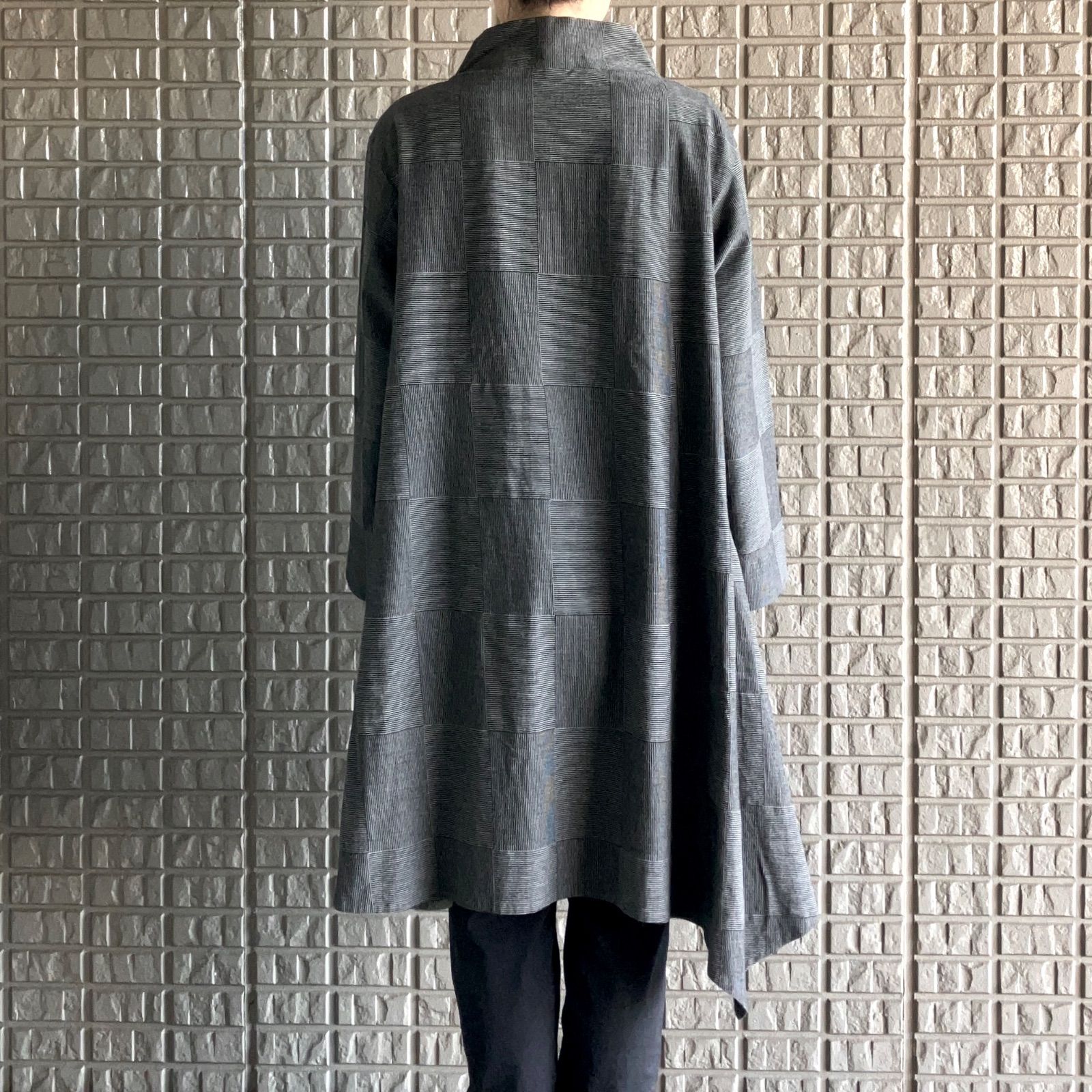 新品タグ付 慈雨 変形ロングコート アシンメトリー コットン シャドー柄40 慈雨 変形ロングコート アシンメトリー コットン製 グレー チェック柄