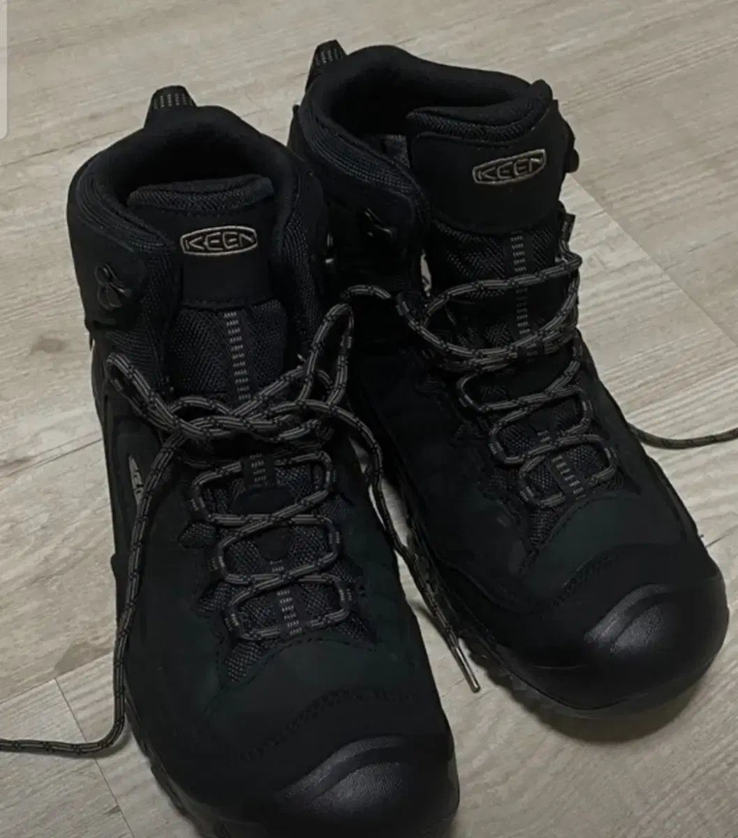 KEEN キーン 登山靴 ファッションシューズとしても 260 サイズ