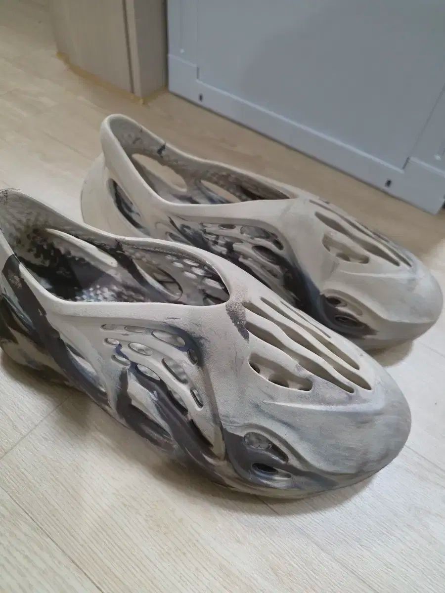 アディダス イージー フォーム ランナー 275