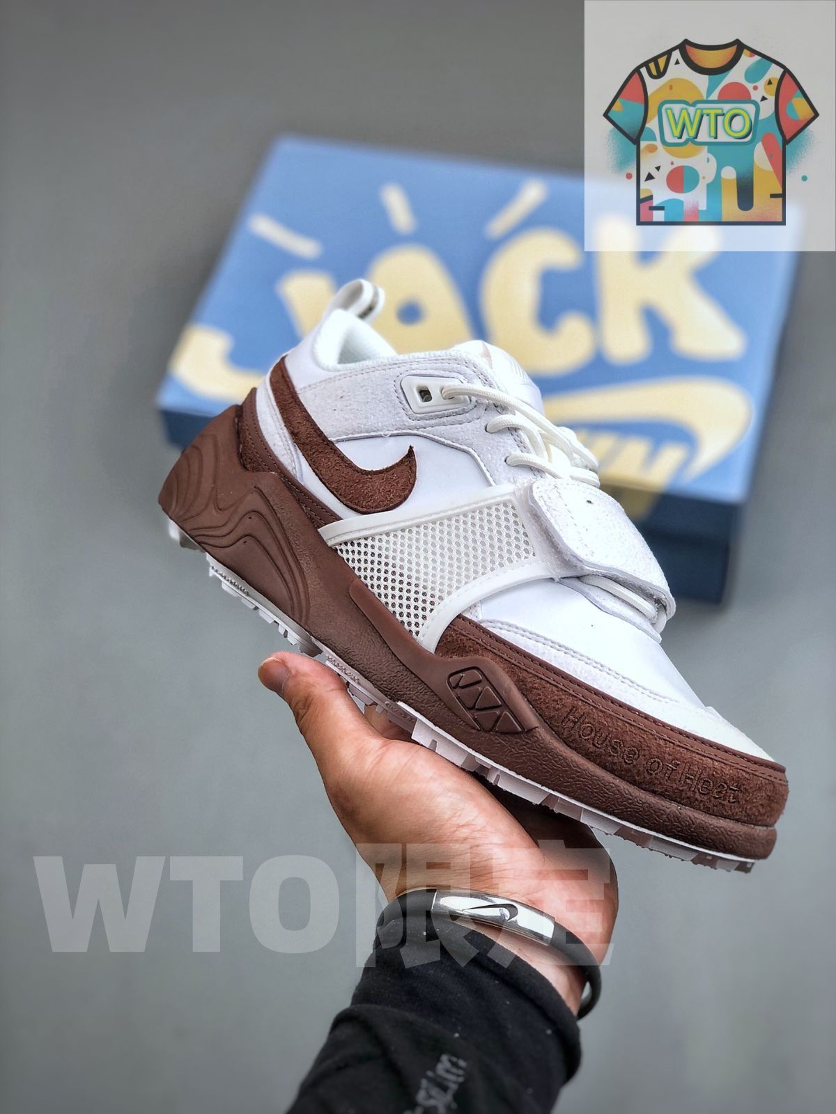 トラヴィススコット × ナイキ ズームフィールドジャックス ホワイトアンドライトチョコレートHQ3073-100-WTO輸入2