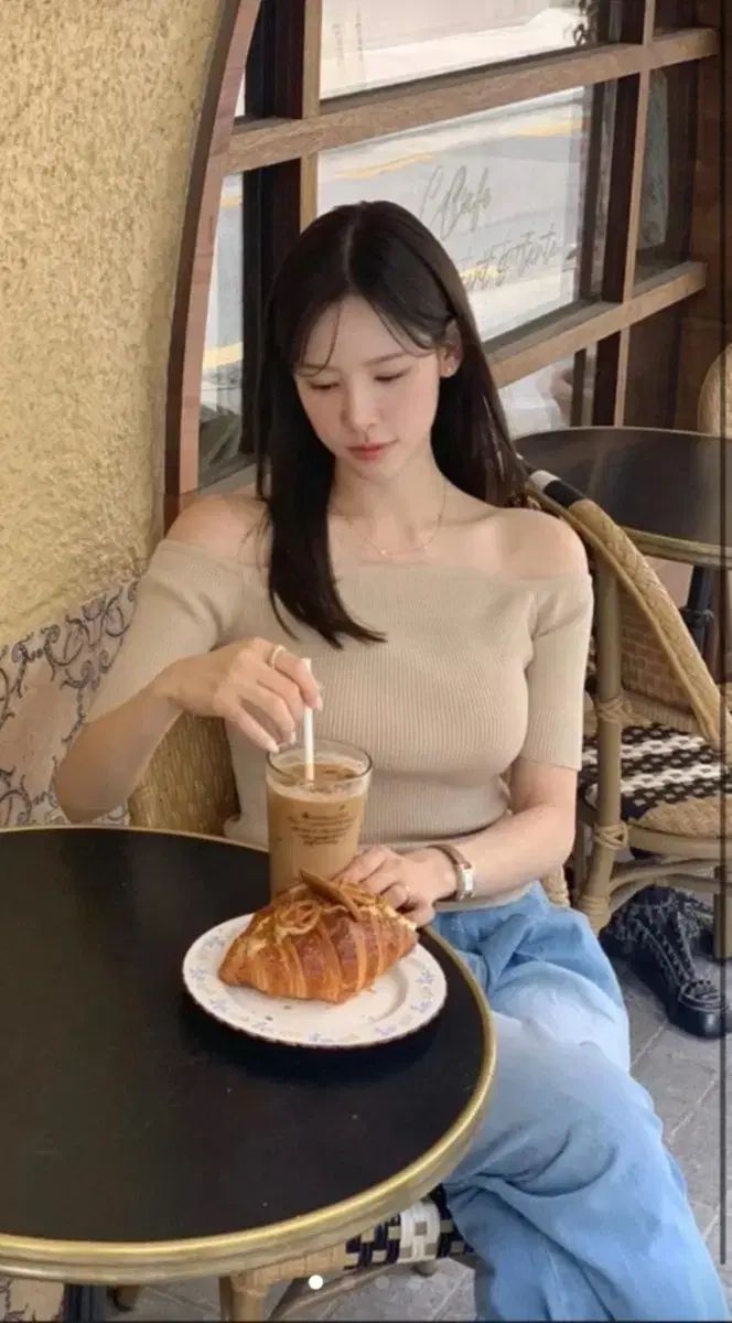 LUCY ルシ ルージュ オフショルダー ベージュ ナヨン NAYEON 着用