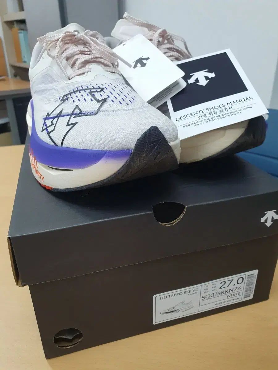 デサント デルタプロ EXP V2 カーボン ランニングシューズ 白 270mm