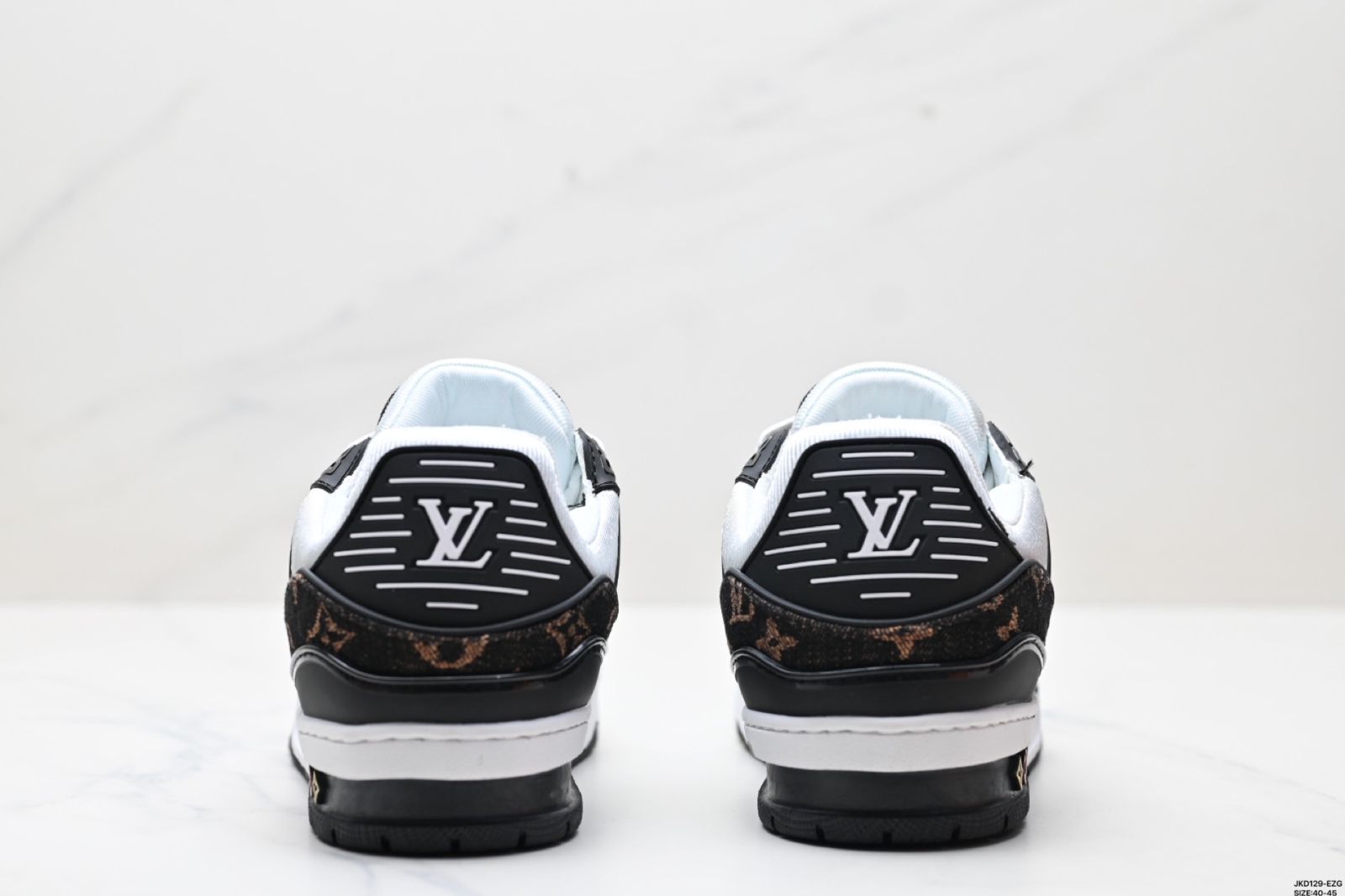 カジュアルスポーツシューズ