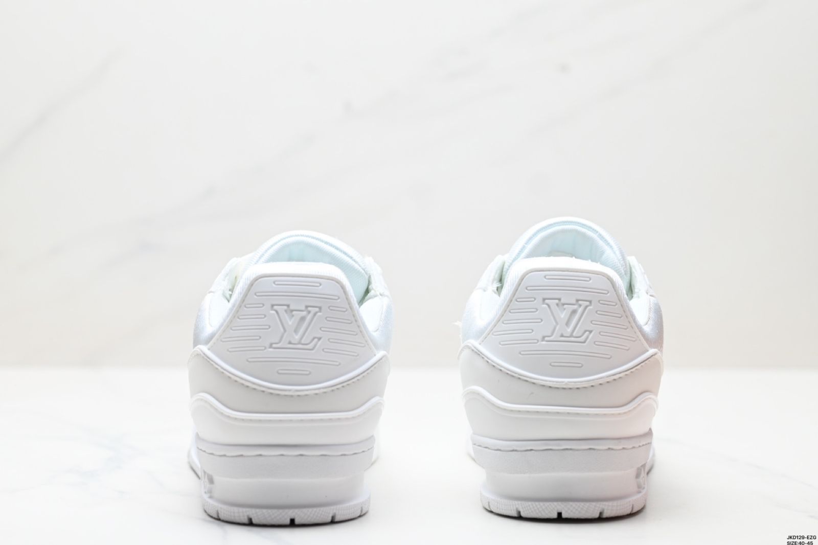 カジュアルスポーツシューズ