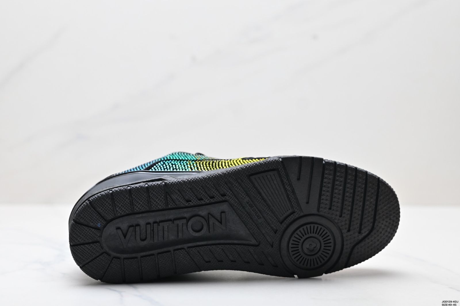 カジュアルスポーツシューズ