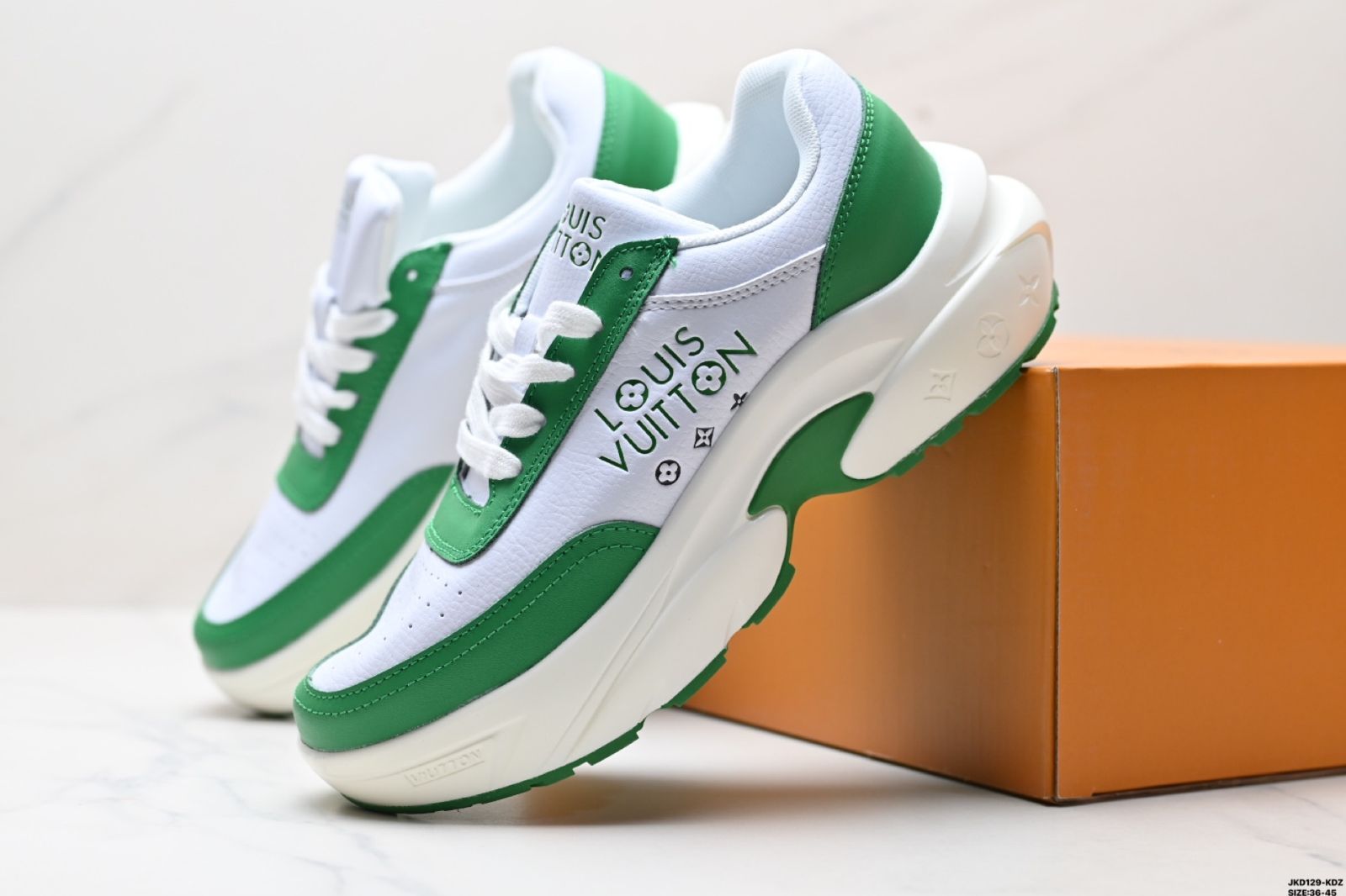 トレーナー スニーカー