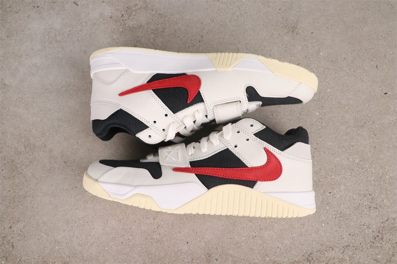 TR ユニバーシティレッド