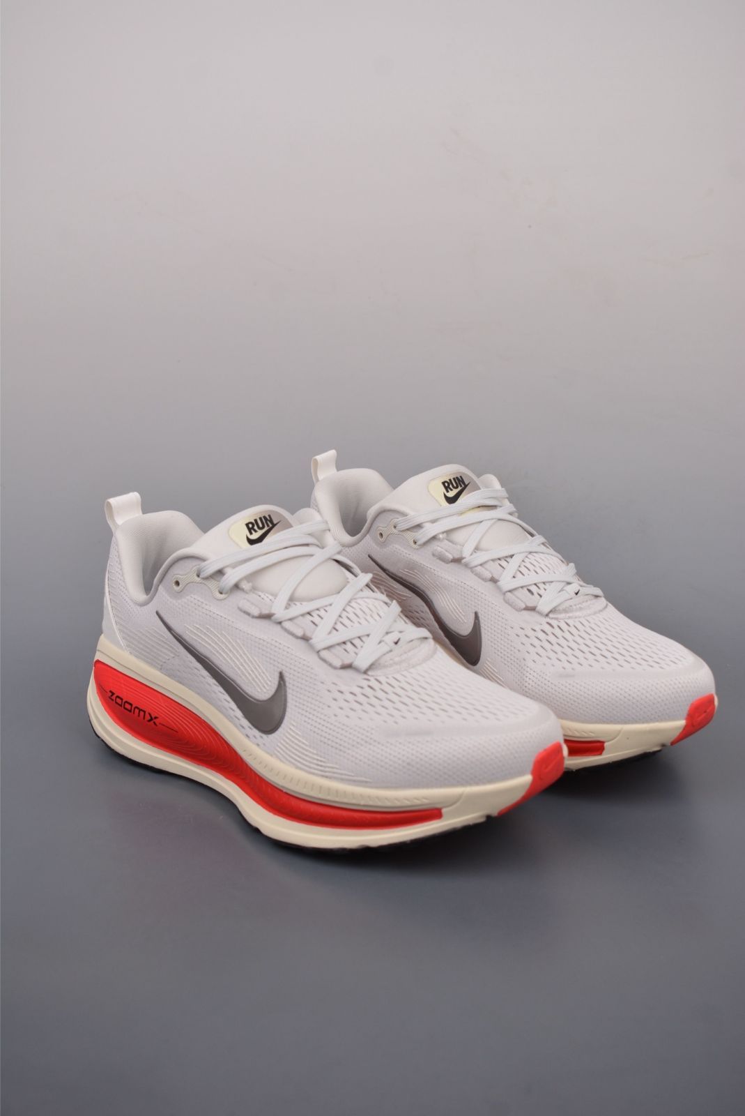 全新 ナイキ ボメロ18 プラチナティント MTLCピューター サイレンレッド HM 6803-001-WTO輸入1