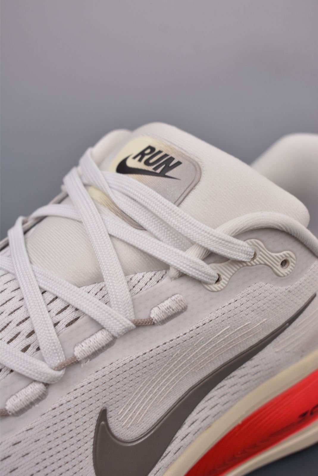 ナイキ ボメロ18