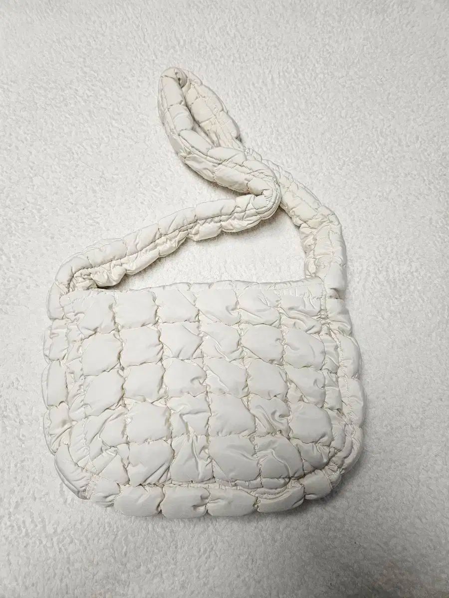  COS キルト メッセンジャーバッグ 白 メッセンジャーバッグ ショルダーバッグ