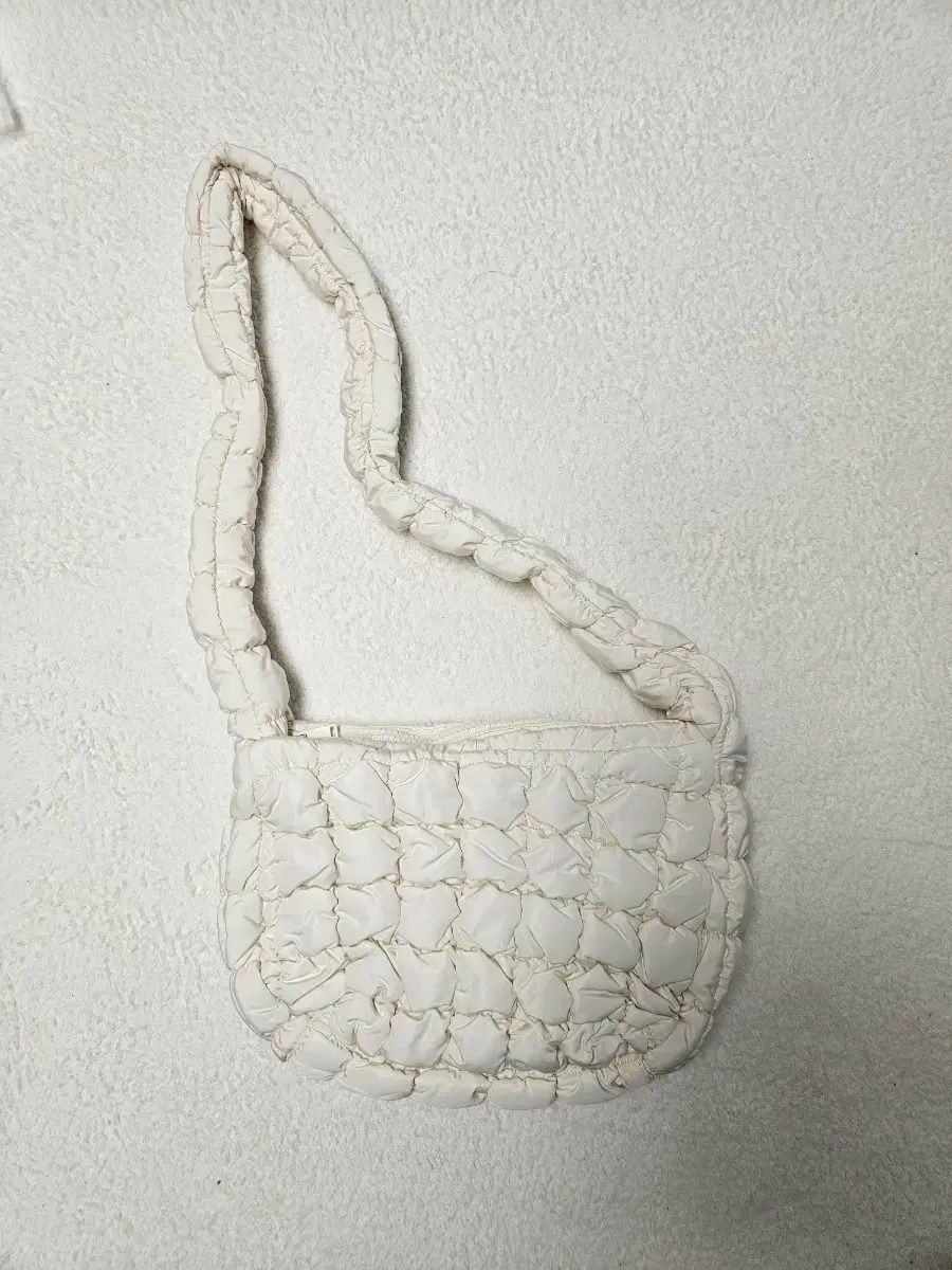 COS キルト メッセンジャーバッグ 白