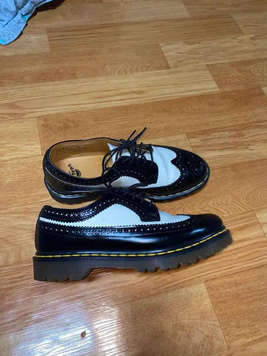 DR. MARTENS ドクターマーチン ブラック 白 ウイングチップ シューズ 260