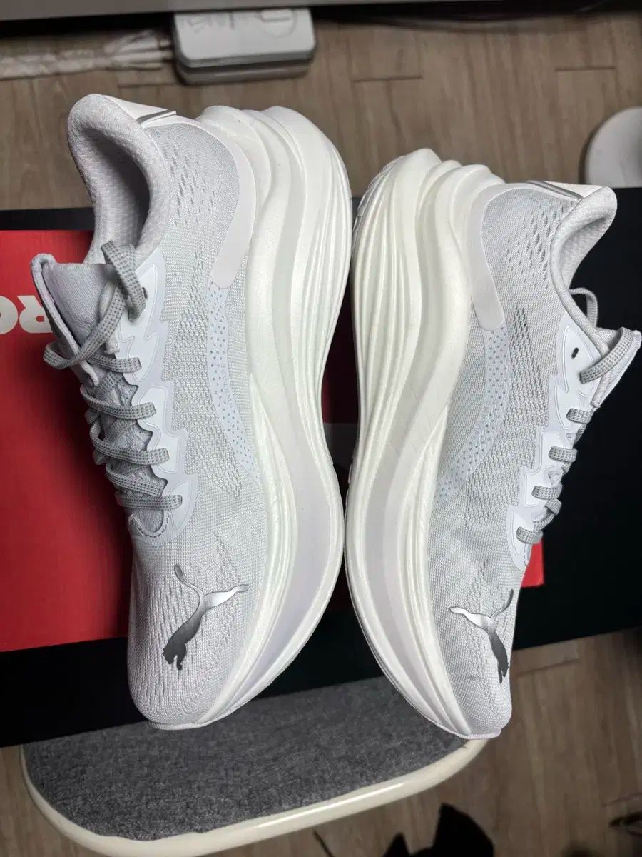 プーマ マックマックス ニトロ 白 シルバー ランニングシューズ 260