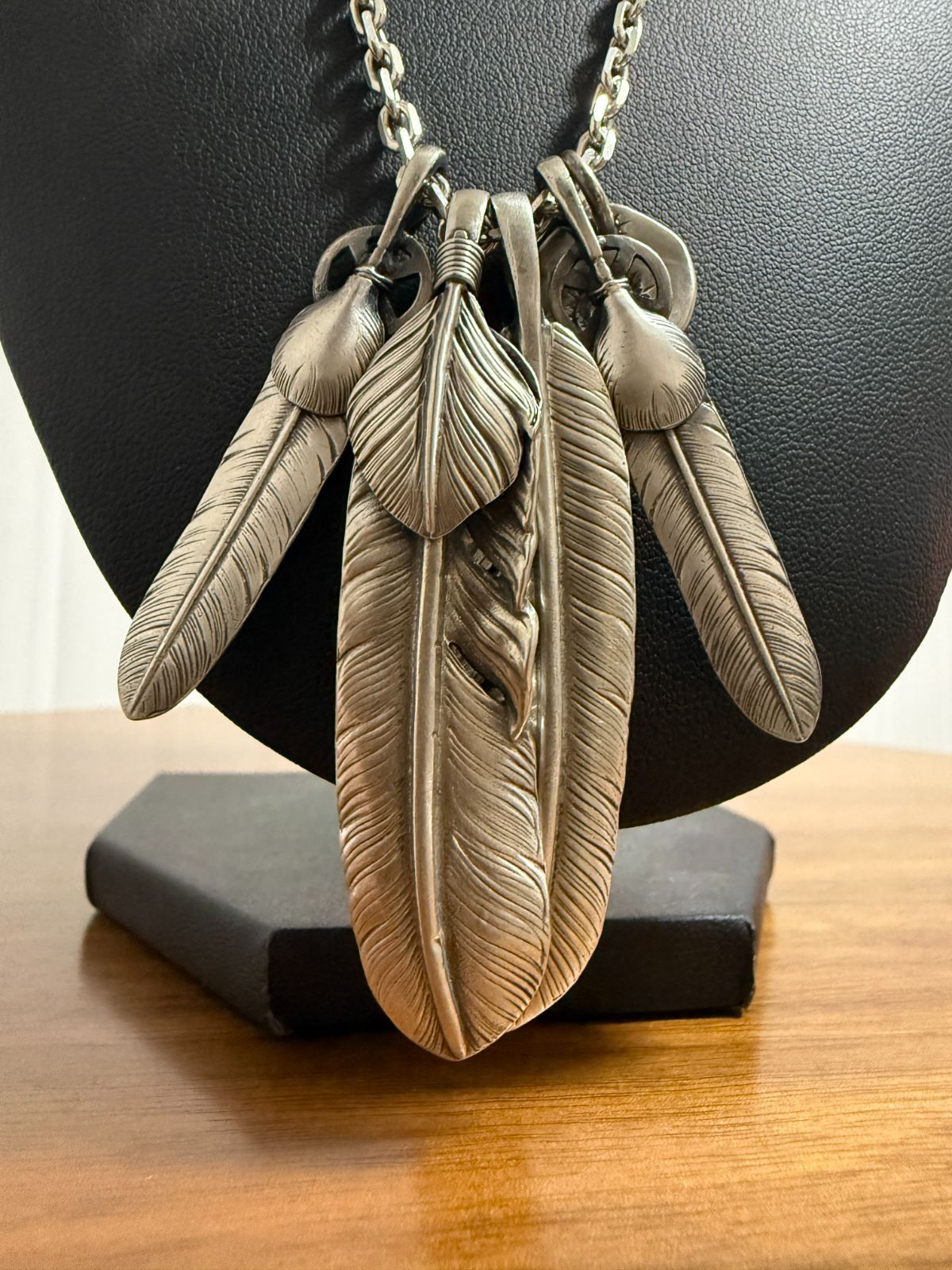 ゴローズ 上銀特大フェザー左 プレーン特大フェザー右 SVハートホイールフェザー大×２ 太陽inメタル大 金メタルホイール付イーグルフック細角チェーン 70 cm セットアップ