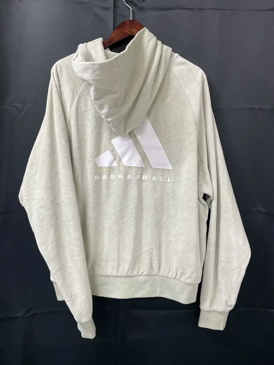 アディダス モデル ツアーベルベット フーディ