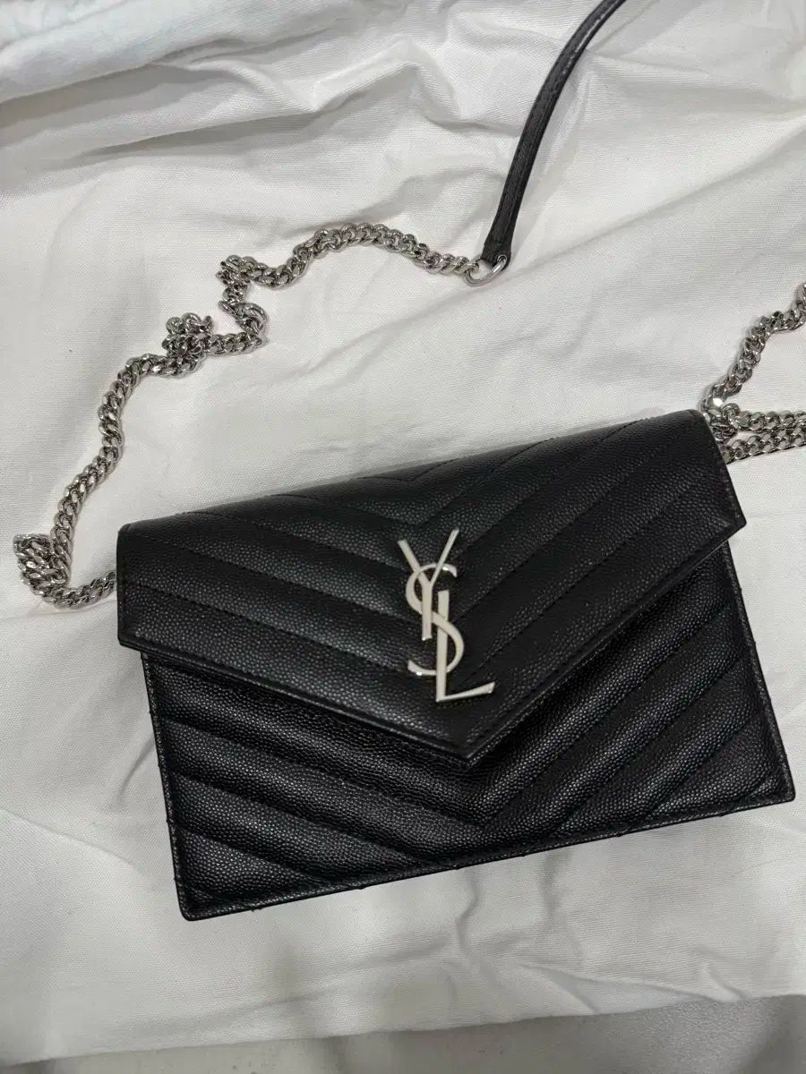 イヴ サンローラン モノグラム チェーンバッグ シルバー