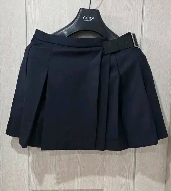 ザ バーネット バックル ストラップ プリーツ スカート