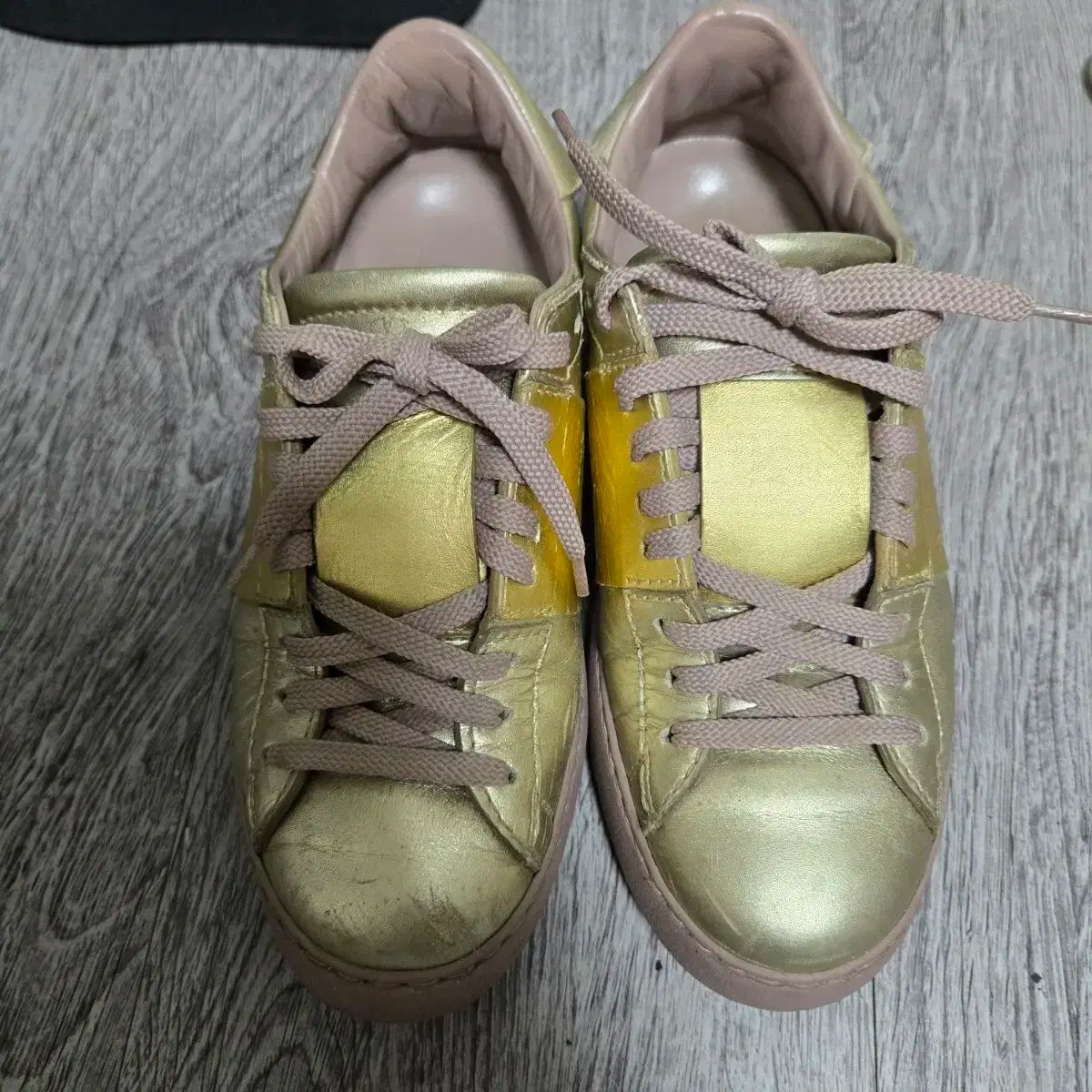 ヴァレンティノ GOLDレン スニーカー モデル 35 5