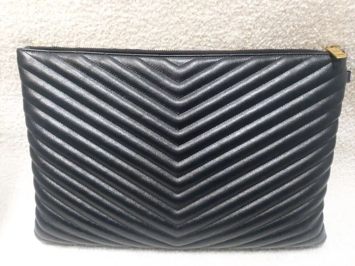 イヴ サンローラン マトラッセ ゴールド large クラッチバッグ