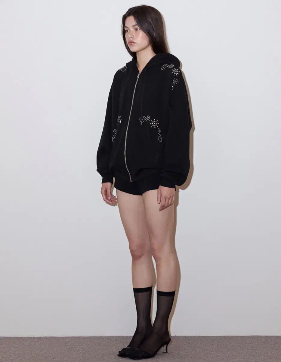 ポリ数엠 スタッズ フードジップアップ