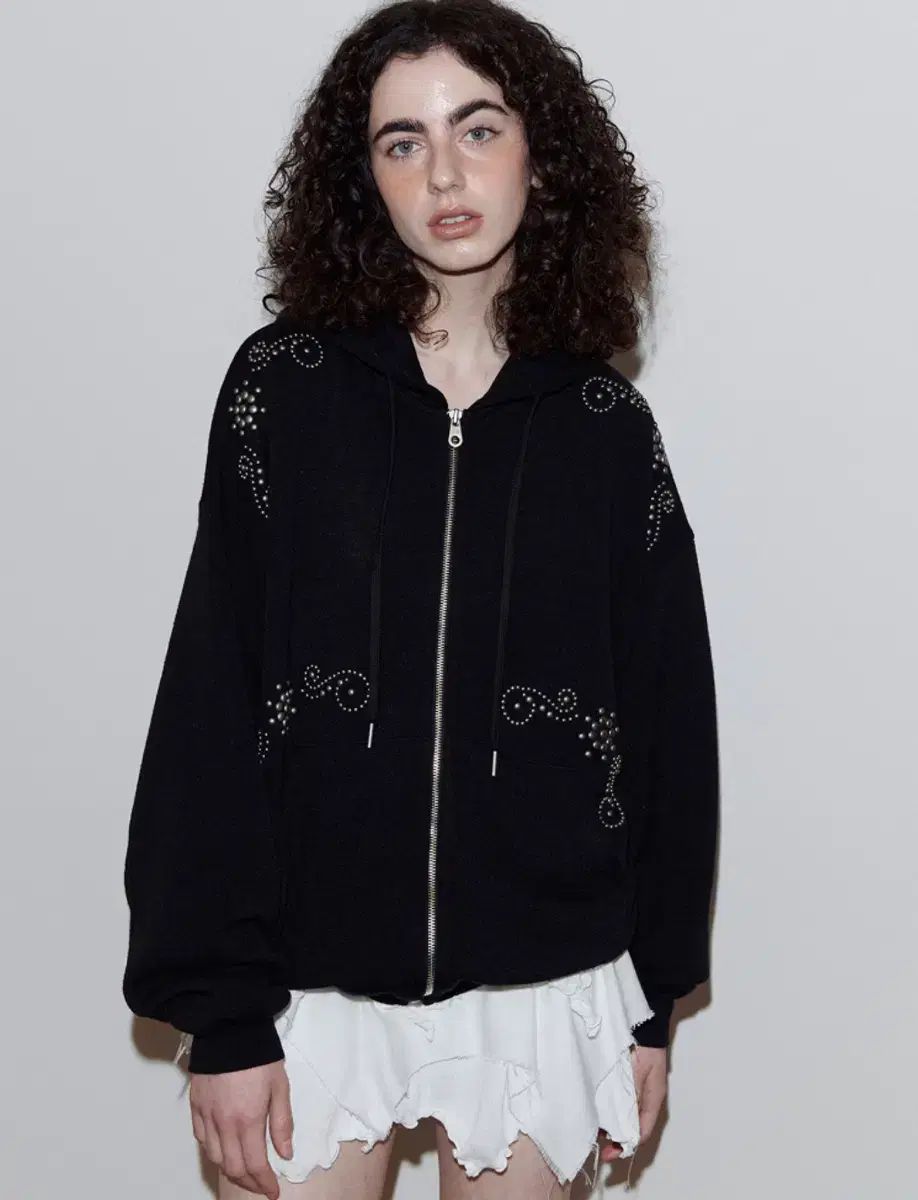 ポリ数엠 スタッズ フードジップアップ