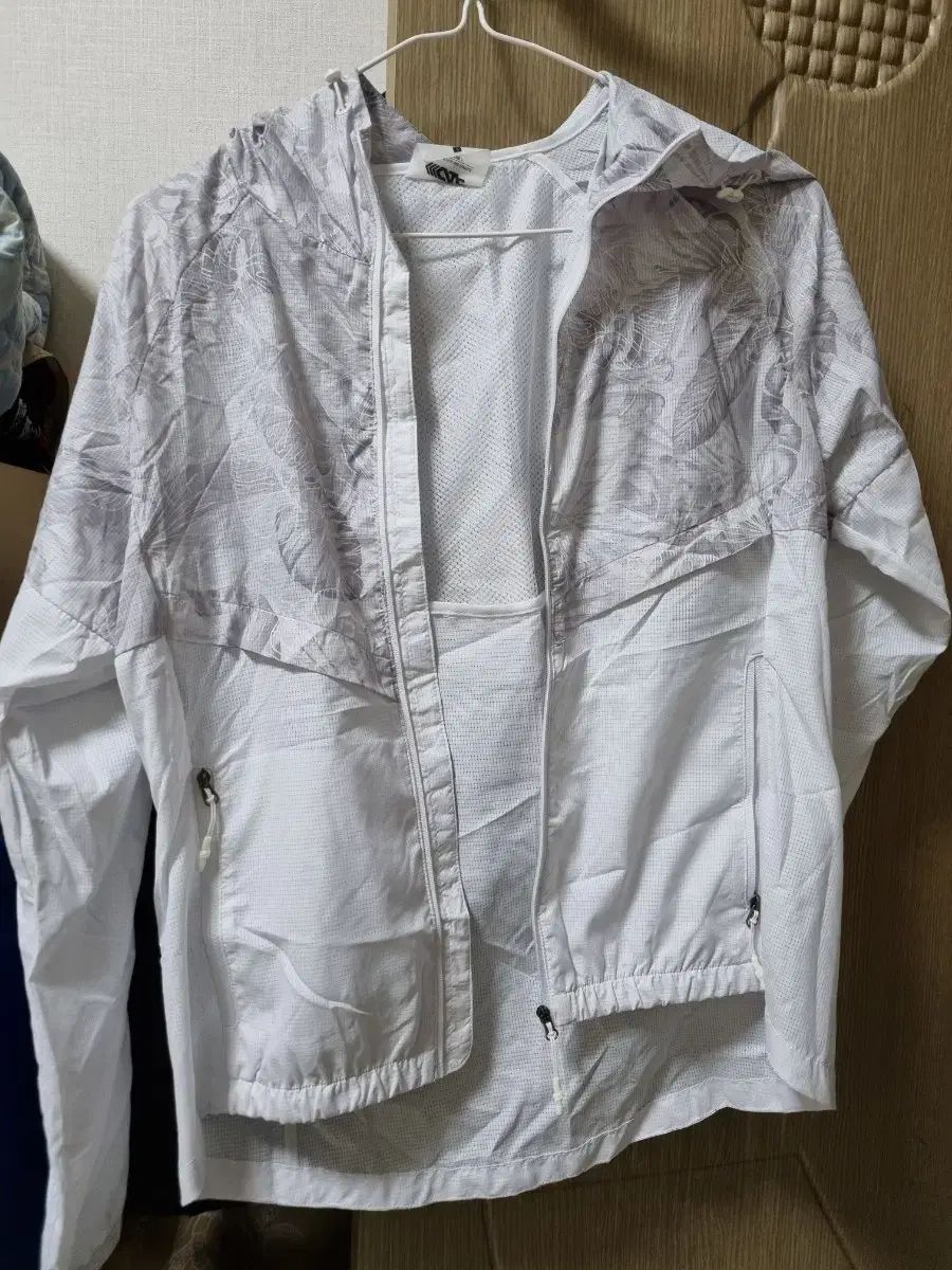 CU悠仁 CUG 白 ウィンドブレーカー レディース