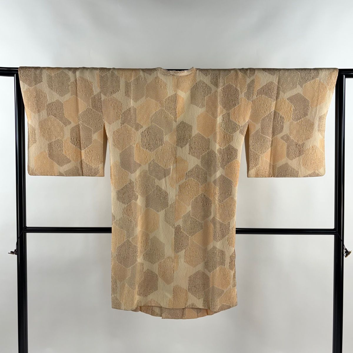 道行 身丈100 cm 裄丈66 M 和装コート 角衿 亀甲 幾何学 薄オレンジ 正絹 秀品